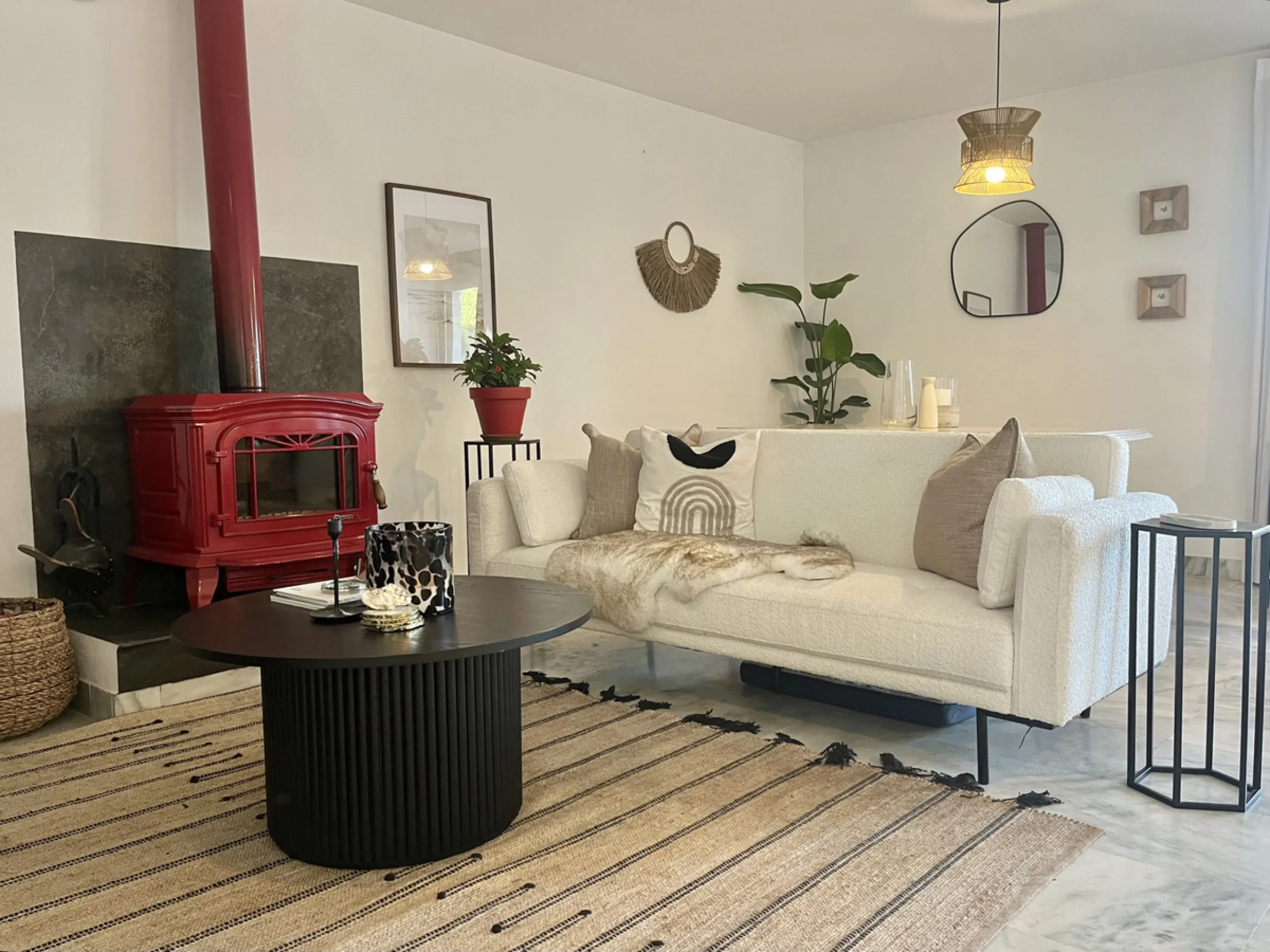 This charming 2-bedroom, 2-bathroom townhouse is ideally located just a 2-minute walk from the beautiful beach of Costalita. Nestled in a tranquil, well-maintained community, it offers easy access to nearby amenities, including shops, restaurants, and ser