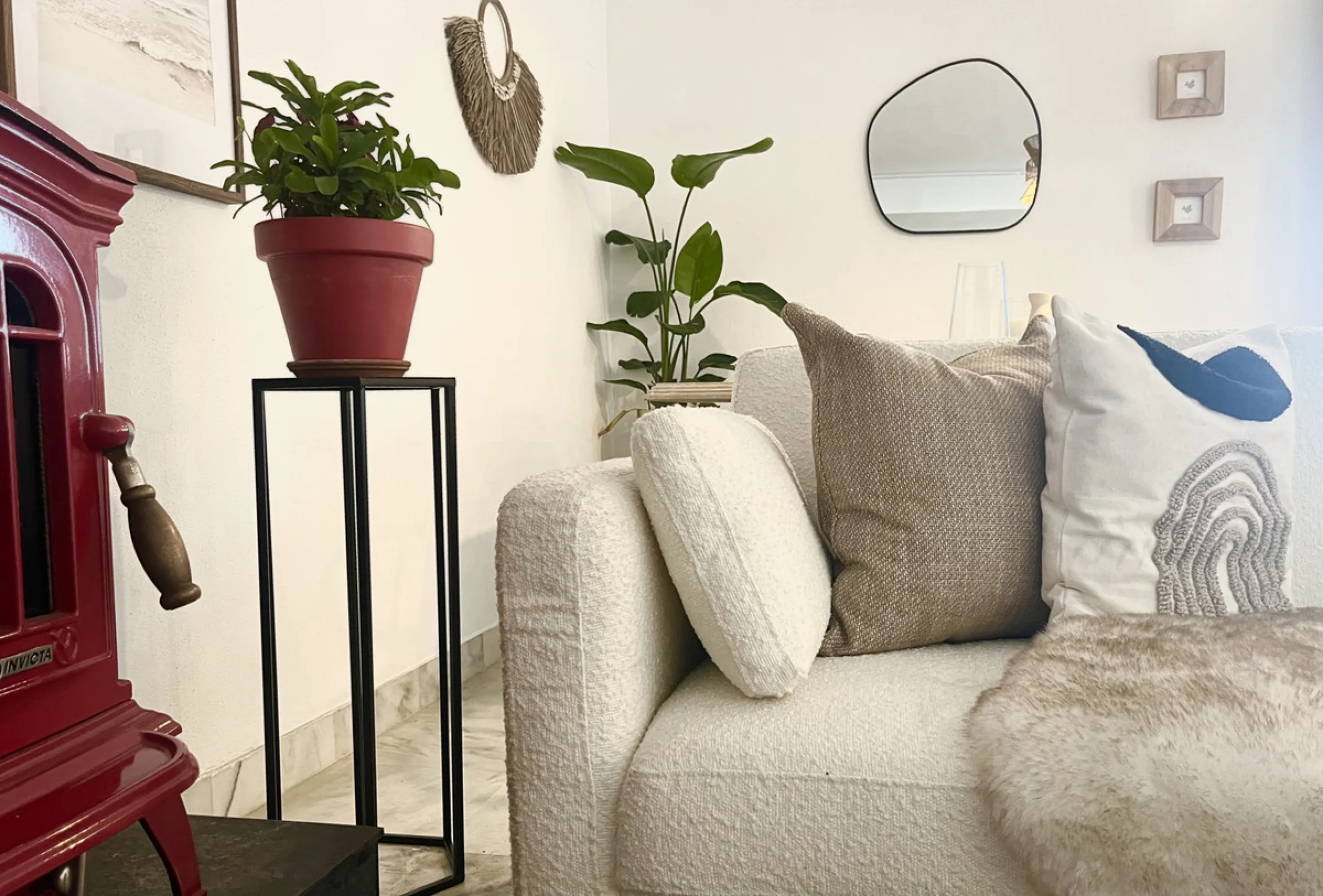 This charming 2-bedroom, 2-bathroom townhouse is ideally located just a 2-minute walk from the beautiful beach of Costalita. Nestled in a tranquil, well-maintained community, it offers easy access to nearby amenities, including shops, restaurants, and ser