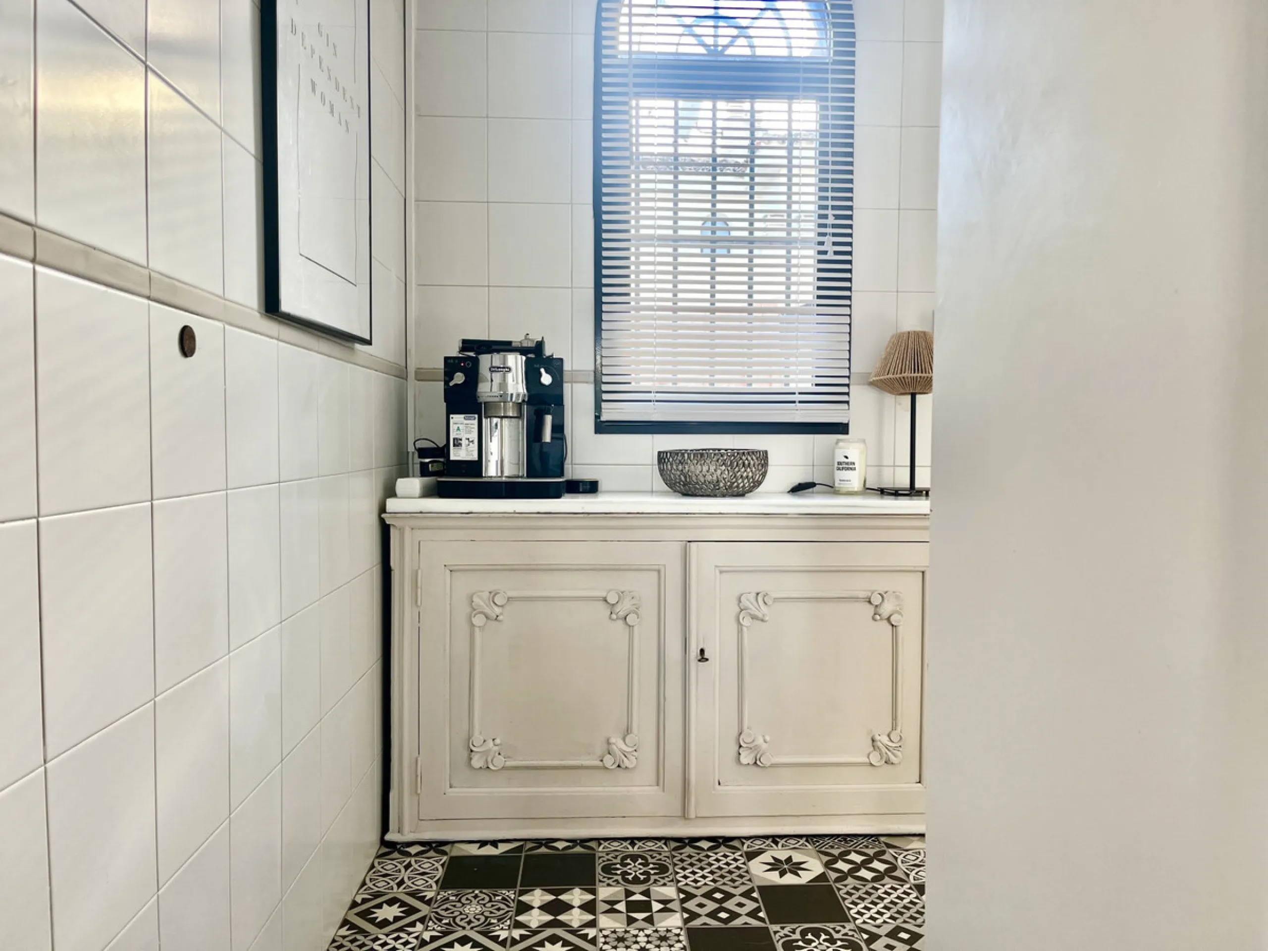 This charming 2-bedroom, 2-bathroom townhouse is ideally located just a 2-minute walk from the beautiful beach of Costalita. Nestled in a tranquil, well-maintained community, it offers easy access to nearby amenities, including shops, restaurants, and ser