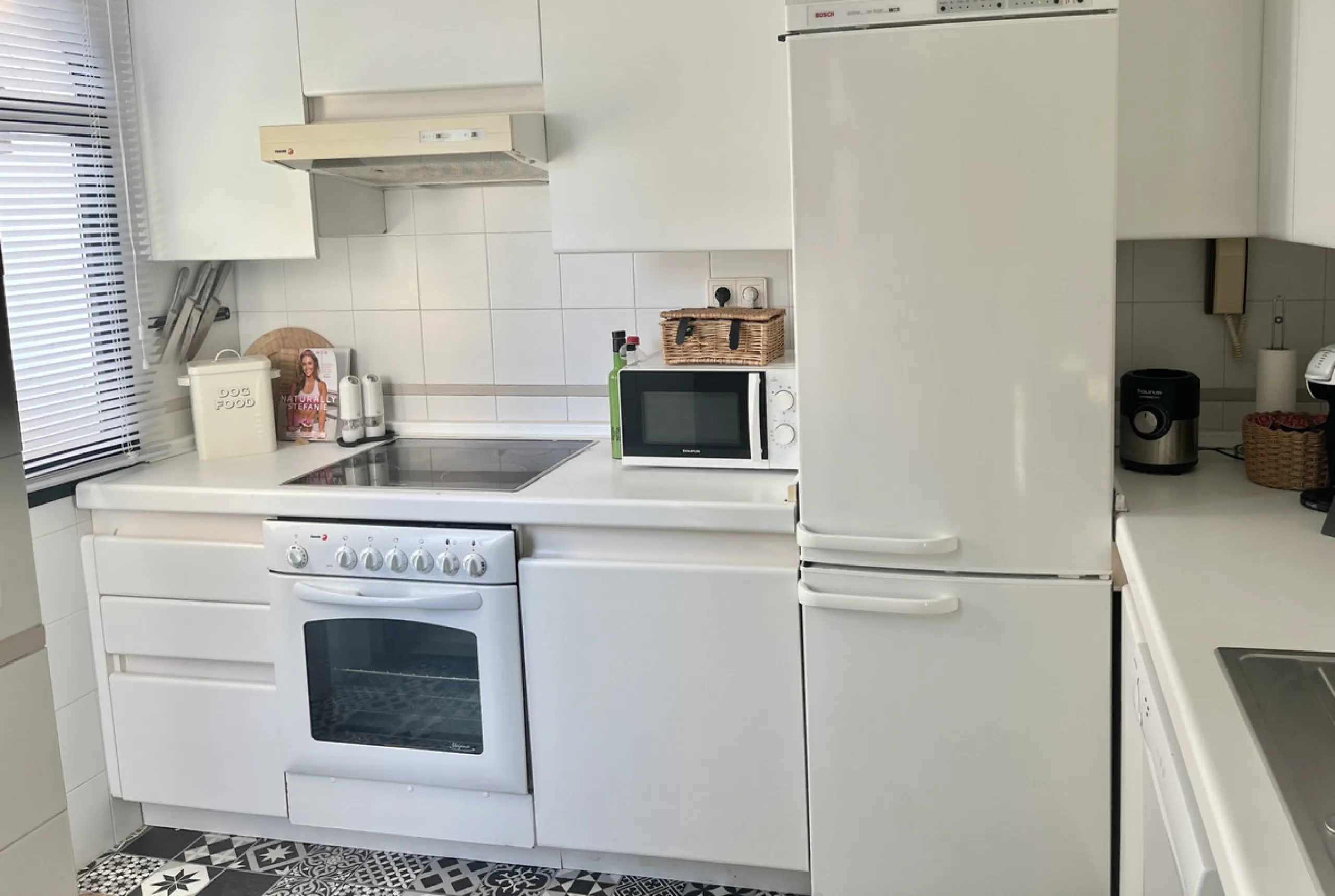 This charming 2-bedroom, 2-bathroom townhouse is ideally located just a 2-minute walk from the beautiful beach of Costalita. Nestled in a tranquil, well-maintained community, it offers easy access to nearby amenities, including shops, restaurants, and ser