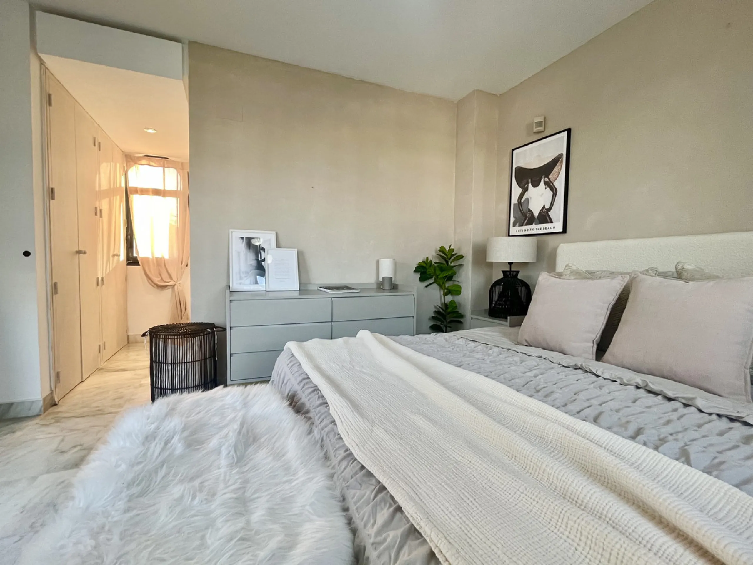 This charming 2-bedroom, 2-bathroom townhouse is ideally located just a 2-minute walk from the beautiful beach of Costalita. Nestled in a tranquil, well-maintained community, it offers easy access to nearby amenities, including shops, restaurants, and ser
