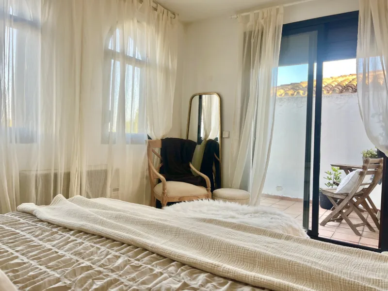 This charming 2-bedroom, 2-bathroom townhouse is ideally located just a 2-minute walk from the beautiful beach of Costalita. Nestled in a tranquil, well-maintained community, it offers easy access to nearby amenities, including shops, restaurants, and ser