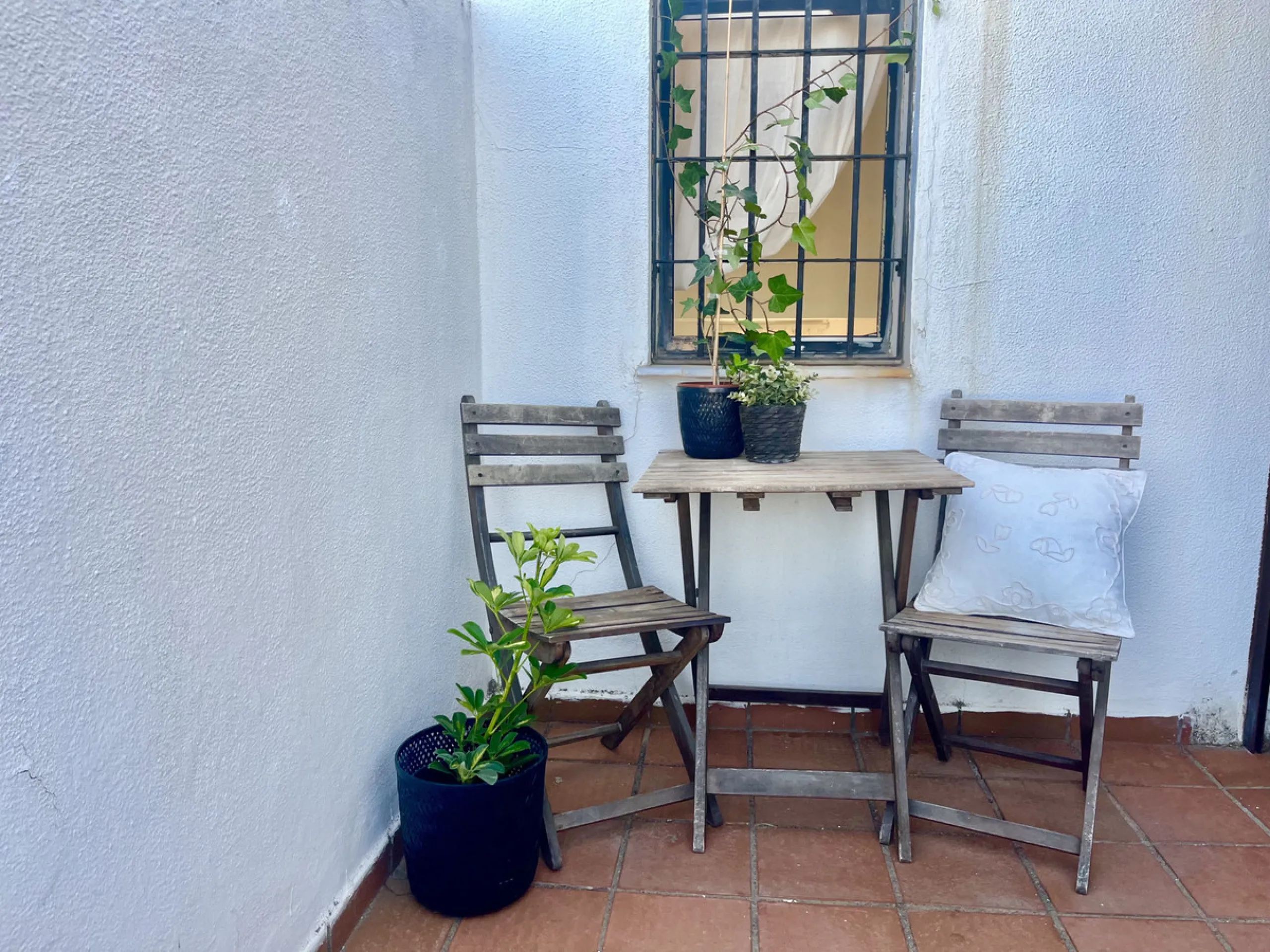 This charming 2-bedroom, 2-bathroom townhouse is ideally located just a 2-minute walk from the beautiful beach of Costalita. Nestled in a tranquil, well-maintained community, it offers easy access to nearby amenities, including shops, restaurants, and ser