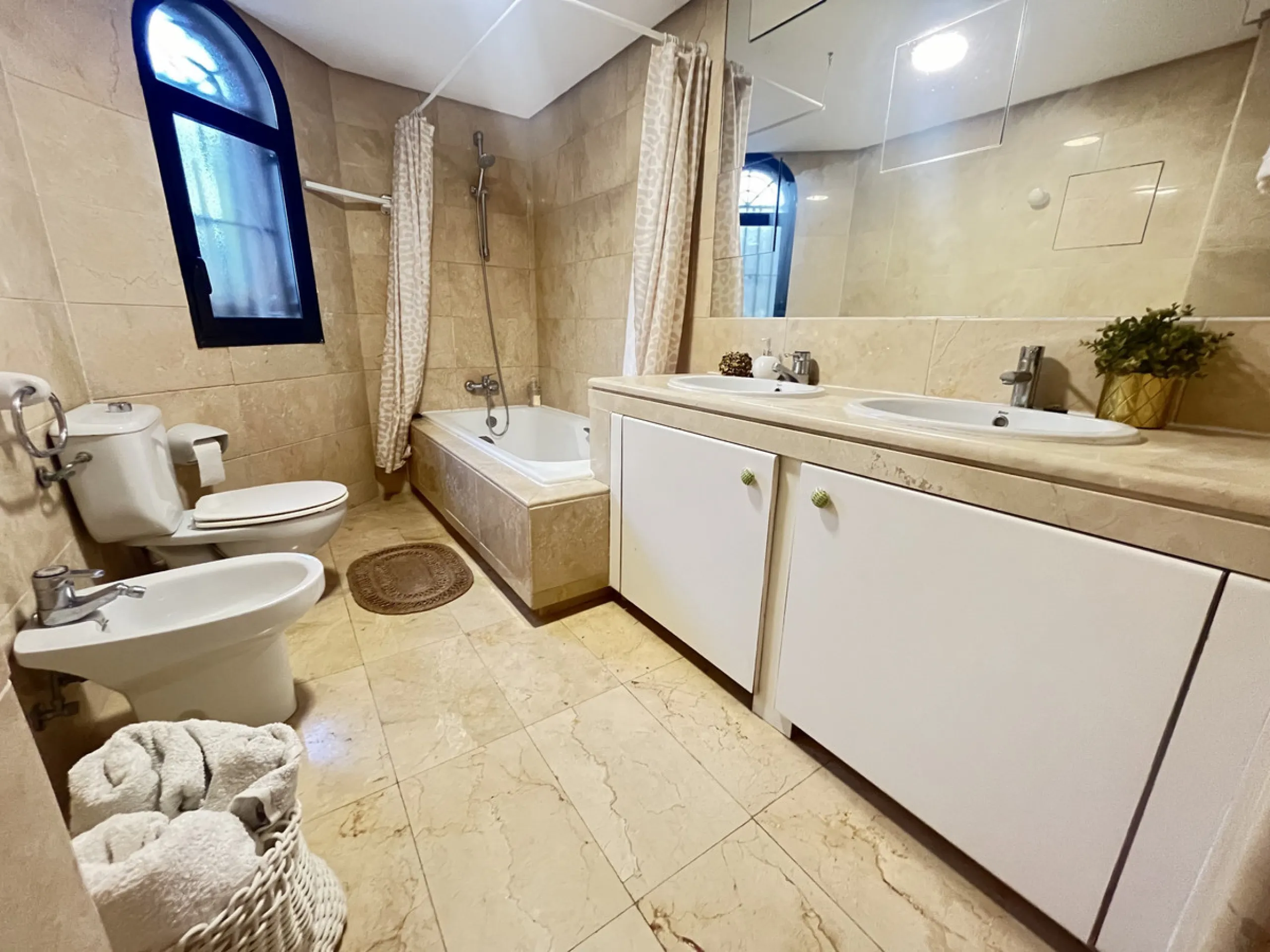 This charming 2-bedroom, 2-bathroom townhouse is ideally located just a 2-minute walk from the beautiful beach of Costalita. Nestled in a tranquil, well-maintained community, it offers easy access to nearby amenities, including shops, restaurants, and ser