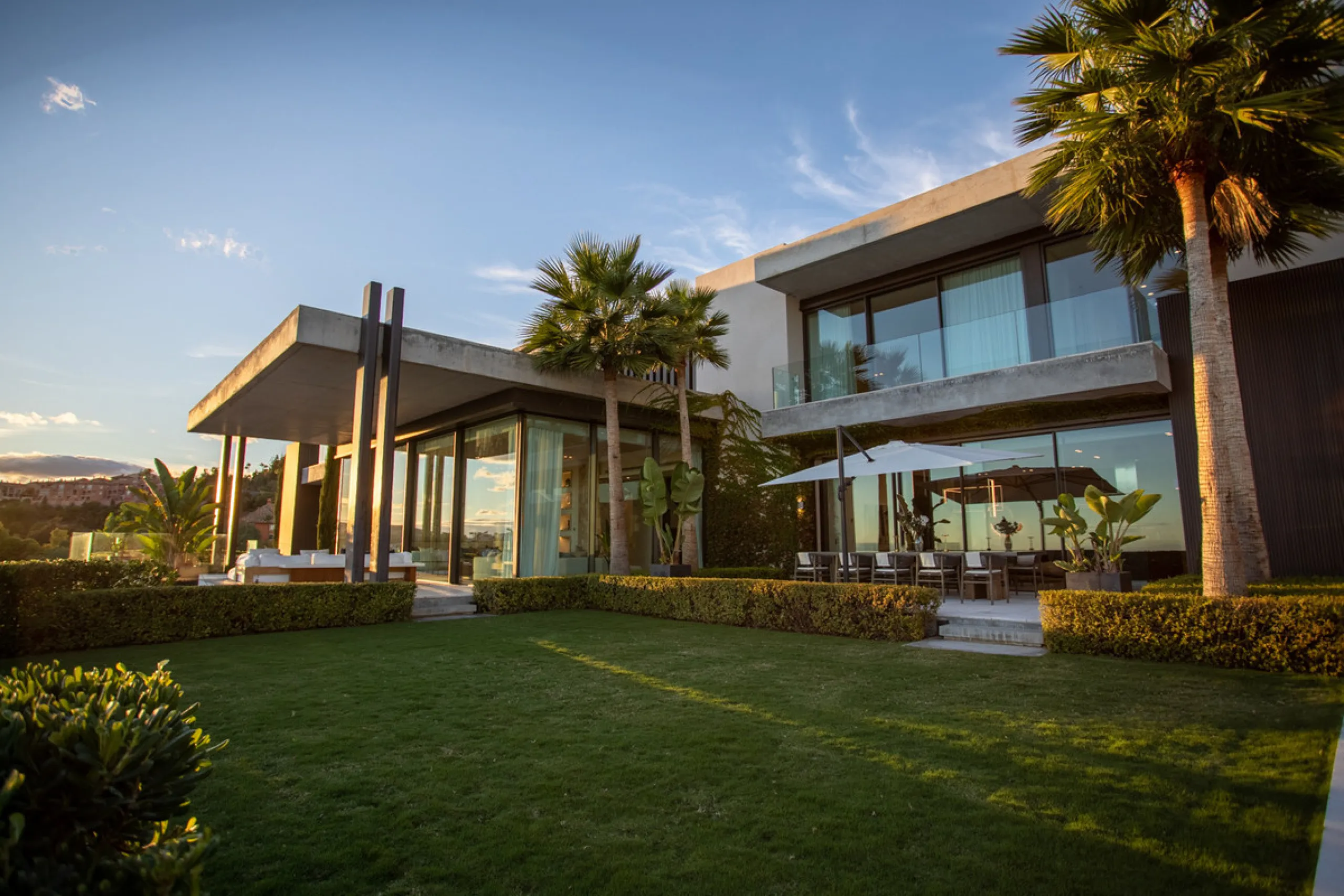 Welcome to a stunning property in The Hills, an exclusive neighborhood perched on La Quinta's cliffside. Overlooking the Mediterranean Sea, Puerto Banús, and San Pedro, this villa boasts incredible 200-degree views reaching all the way to Gibraltar and No