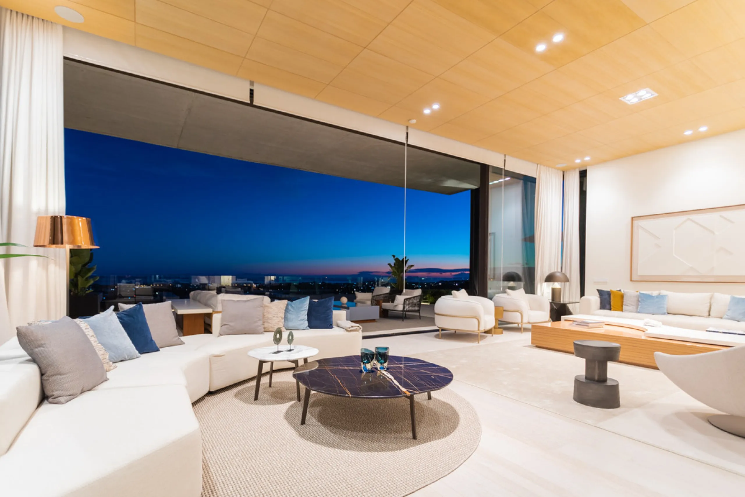 Welcome to a stunning property in The Hills, an exclusive neighborhood perched on La Quinta's cliffside. Overlooking the Mediterranean Sea, Puerto Banús, and San Pedro, this villa boasts incredible 200-degree views reaching all the way to Gibraltar and No