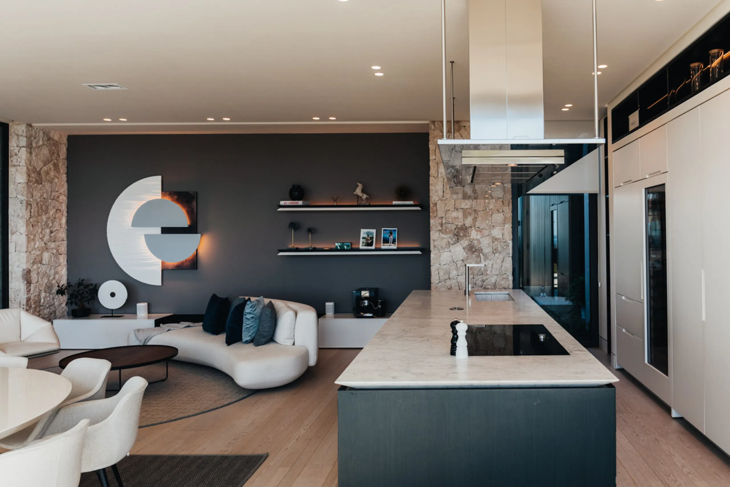 Welcome to a stunning property in The Hills, an exclusive neighborhood perched on La Quinta's cliffside. Overlooking the Mediterranean Sea, Puerto Banús, and San Pedro, this villa boasts incredible 200-degree views reaching all the way to Gibraltar and No