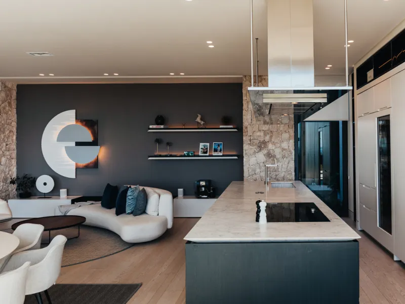 Welcome to a stunning property in The Hills, an exclusive neighborhood perched on La Quinta's cliffside. Overlooking the Mediterranean Sea, Puerto Banús, and San Pedro, this villa boasts incredible 200-degree views reaching all the way to Gibraltar and No