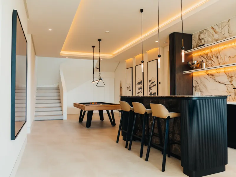 Welcome to a stunning property in The Hills, an exclusive neighborhood perched on La Quinta's cliffside. Overlooking the Mediterranean Sea, Puerto Banús, and San Pedro, this villa boasts incredible 200-degree views reaching all the way to Gibraltar and No