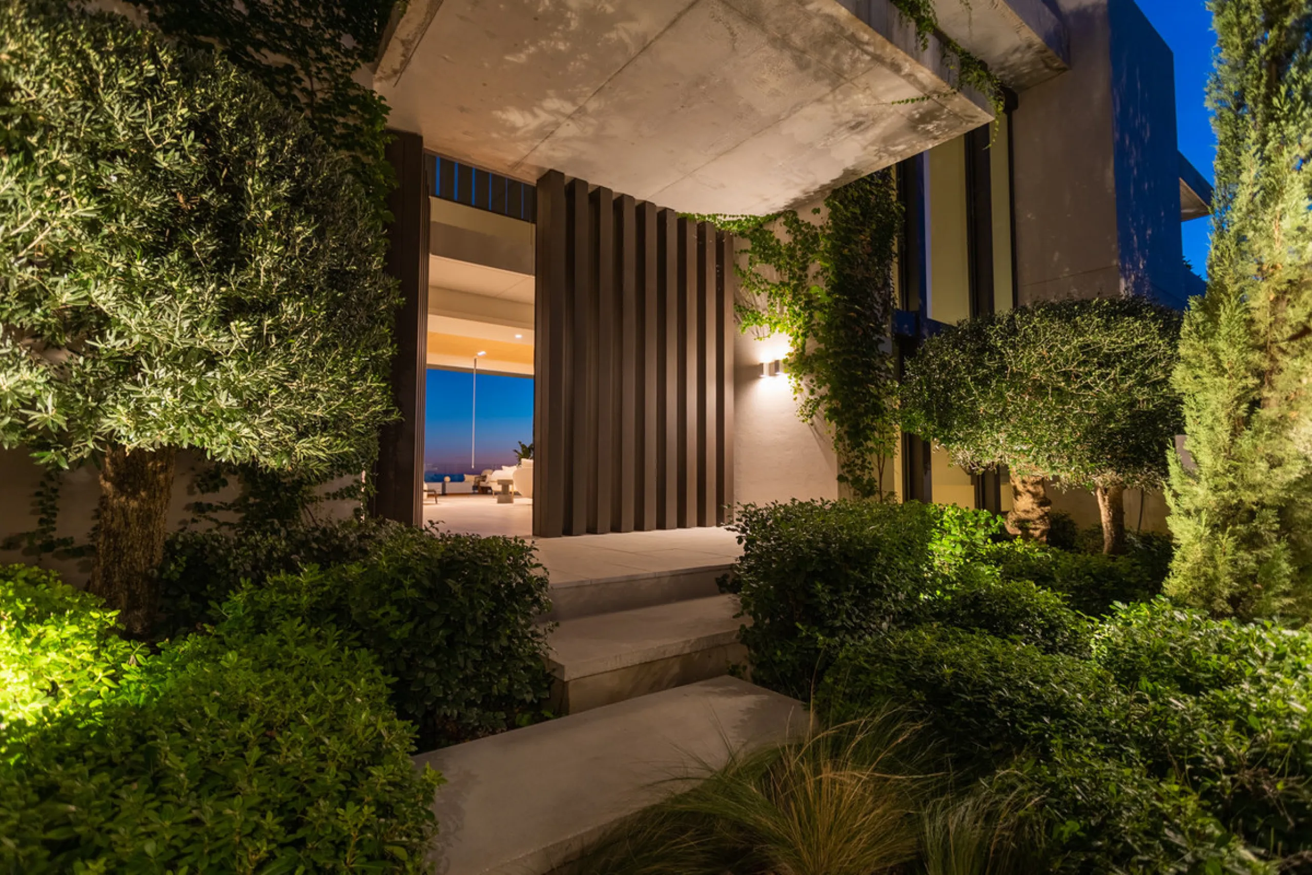 Welcome to a stunning property in The Hills, an exclusive neighborhood perched on La Quinta's cliffside. Overlooking the Mediterranean Sea, Puerto Banús, and San Pedro, this villa boasts incredible 200-degree views reaching all the way to Gibraltar and No