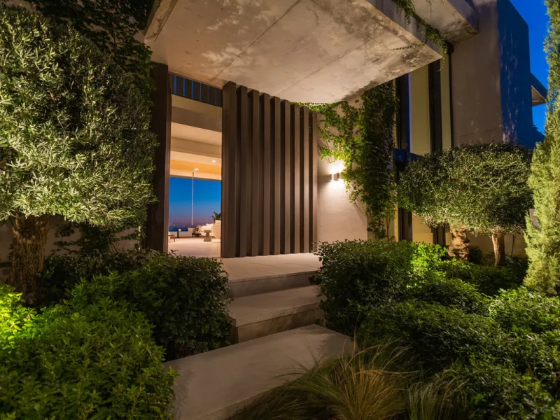 Welcome to a stunning property in The Hills, an exclusive neighborhood perched on La Quinta's cliffside. Overlooking the Mediterranean Sea, Puerto Banús, and San Pedro, this villa boasts incredible 200-degree views reaching all the way to Gibraltar and No