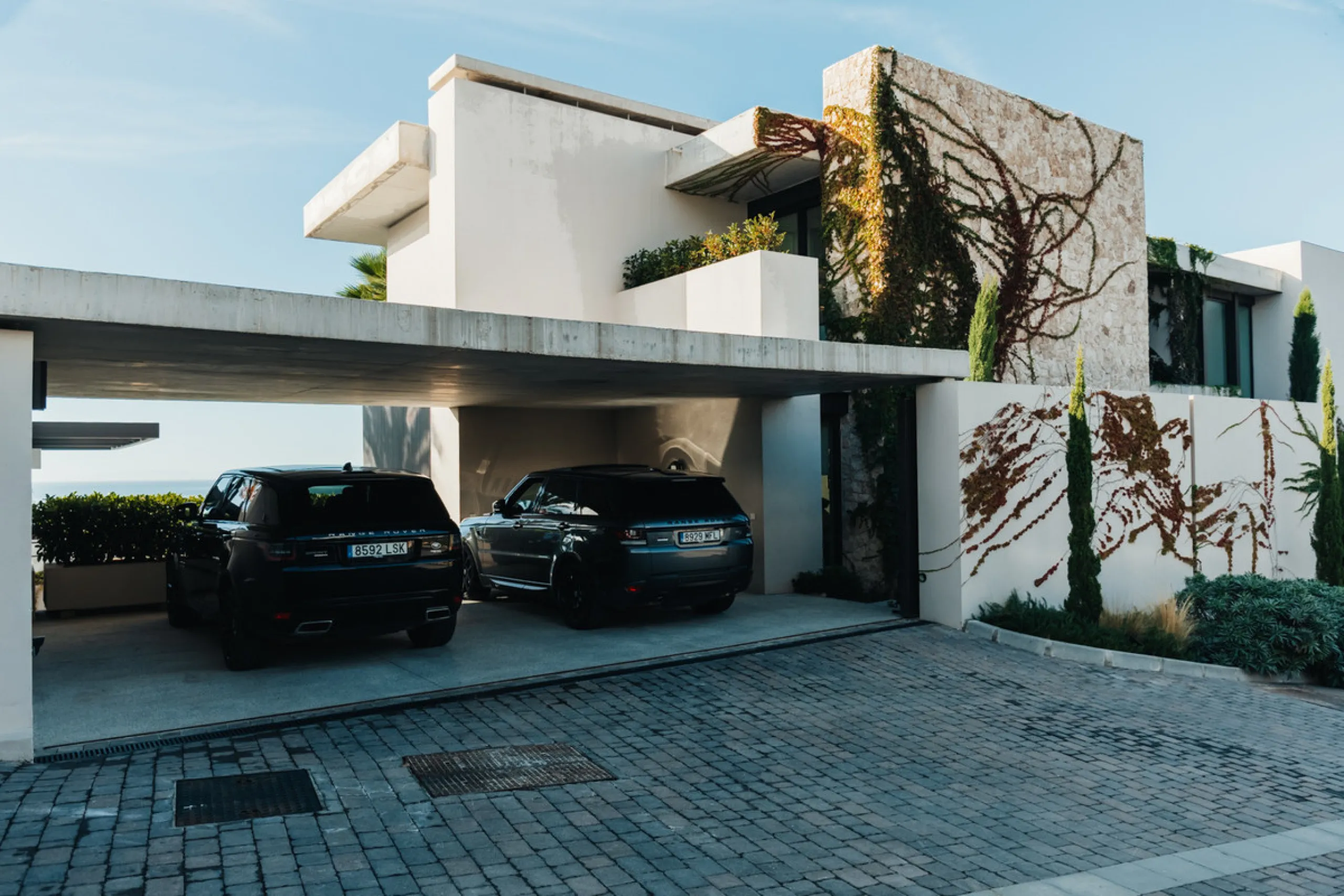 Welcome to a stunning property in The Hills, an exclusive neighborhood perched on La Quinta's cliffside. Overlooking the Mediterranean Sea, Puerto Banús, and San Pedro, this villa boasts incredible 200-degree views reaching all the way to Gibraltar and No
