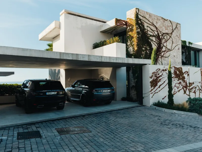 Welcome to a stunning property in The Hills, an exclusive neighborhood perched on La Quinta's cliffside. Overlooking the Mediterranean Sea, Puerto Banús, and San Pedro, this villa boasts incredible 200-degree views reaching all the way to Gibraltar and No