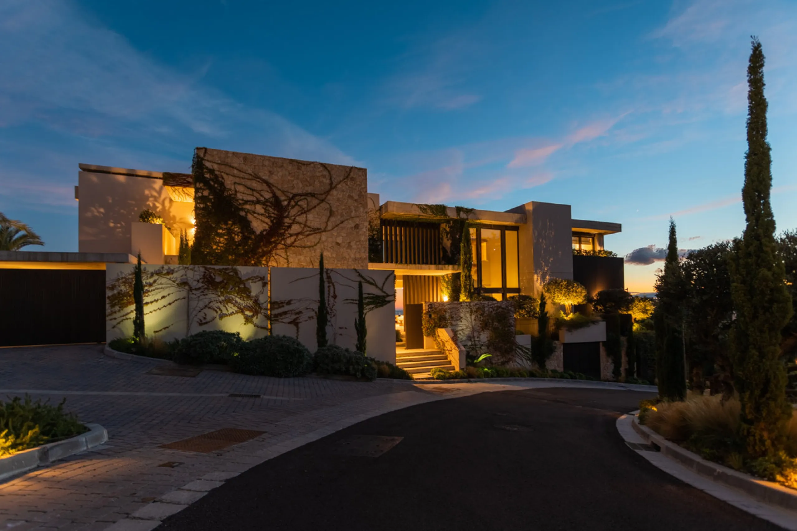 Welcome to a stunning property in The Hills, an exclusive neighborhood perched on La Quinta's cliffside. Overlooking the Mediterranean Sea, Puerto Banús, and San Pedro, this villa boasts incredible 200-degree views reaching all the way to Gibraltar and No