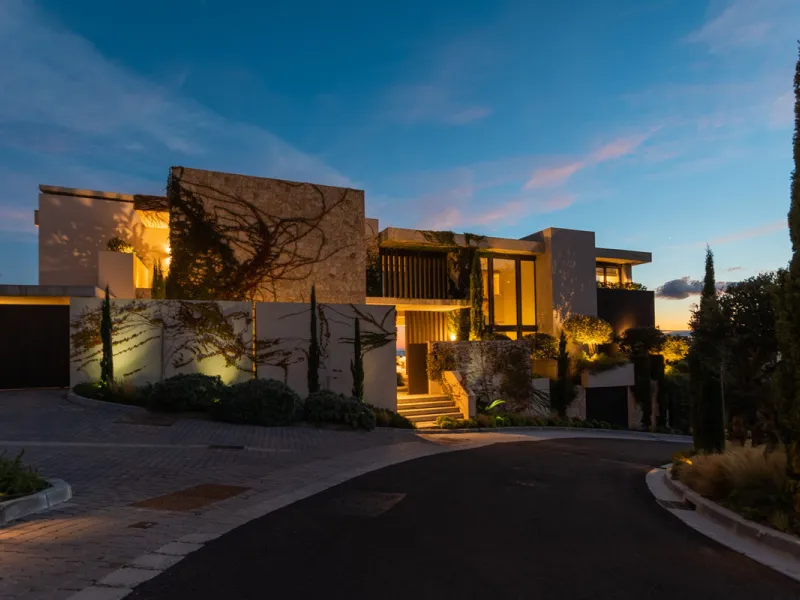 Welcome to a stunning property in The Hills, an exclusive neighborhood perched on La Quinta's cliffside. Overlooking the Mediterranean Sea, Puerto Banús, and San Pedro, this villa boasts incredible 200-degree views reaching all the way to Gibraltar and No