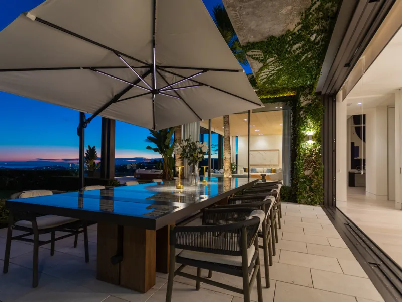 Welcome to a stunning property in The Hills, an exclusive neighborhood perched on La Quinta's cliffside. Overlooking the Mediterranean Sea, Puerto Banús, and San Pedro, this villa boasts incredible 200-degree views reaching all the way to Gibraltar and No