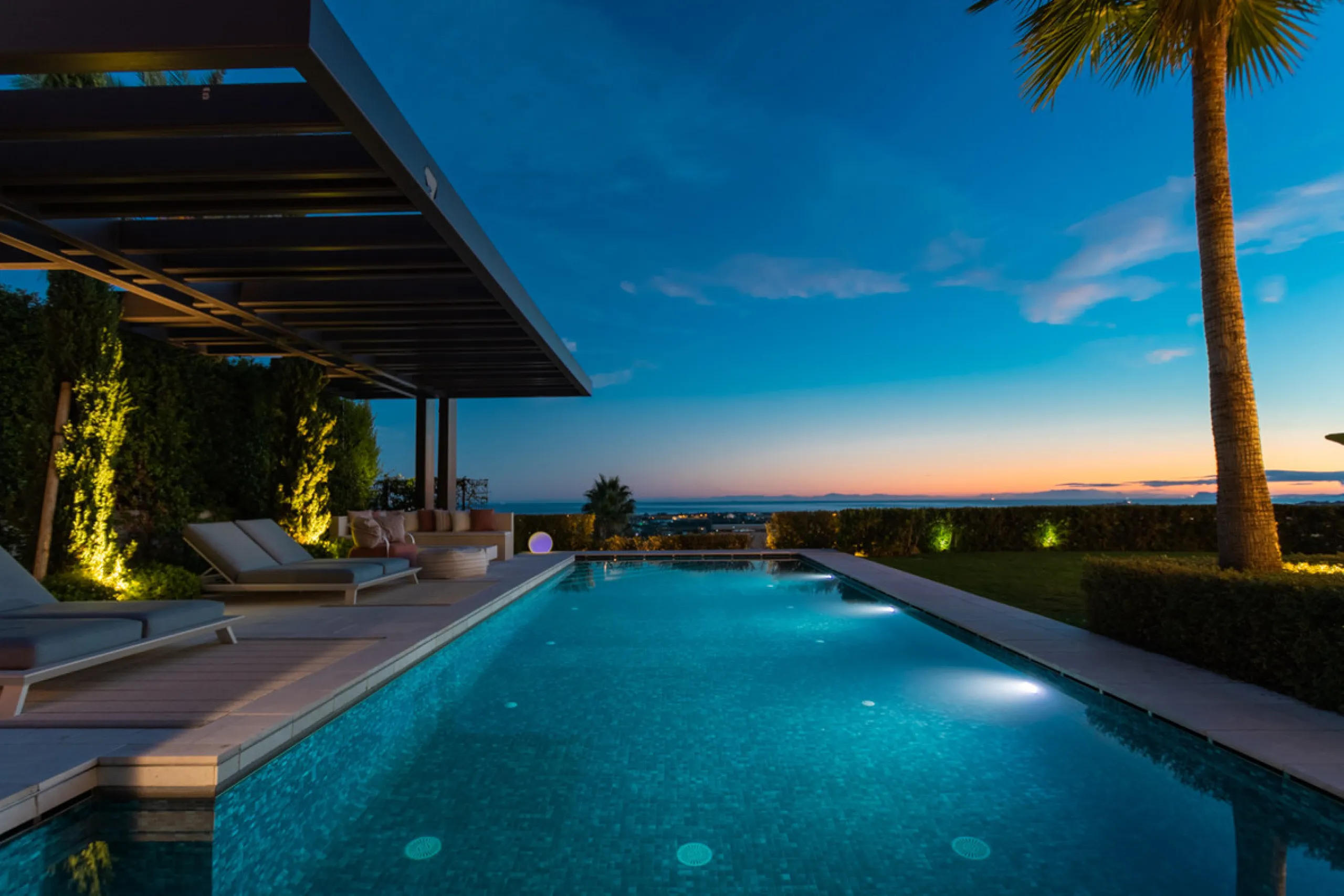 Welcome to a stunning property in The Hills, an exclusive neighborhood perched on La Quinta's cliffside. Overlooking the Mediterranean Sea, Puerto Banús, and San Pedro, this villa boasts incredible 200-degree views reaching all the way to Gibraltar and No