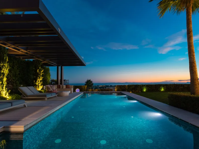 Welcome to a stunning property in The Hills, an exclusive neighborhood perched on La Quinta's cliffside. Overlooking the Mediterranean Sea, Puerto Banús, and San Pedro, this villa boasts incredible 200-degree views reaching all the way to Gibraltar and No