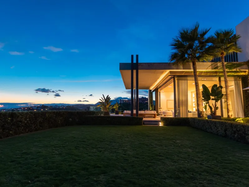 Welcome to a stunning property in The Hills, an exclusive neighborhood perched on La Quinta's cliffside. Overlooking the Mediterranean Sea, Puerto Banús, and San Pedro, this villa boasts incredible 200-degree views reaching all the way to Gibraltar and No
