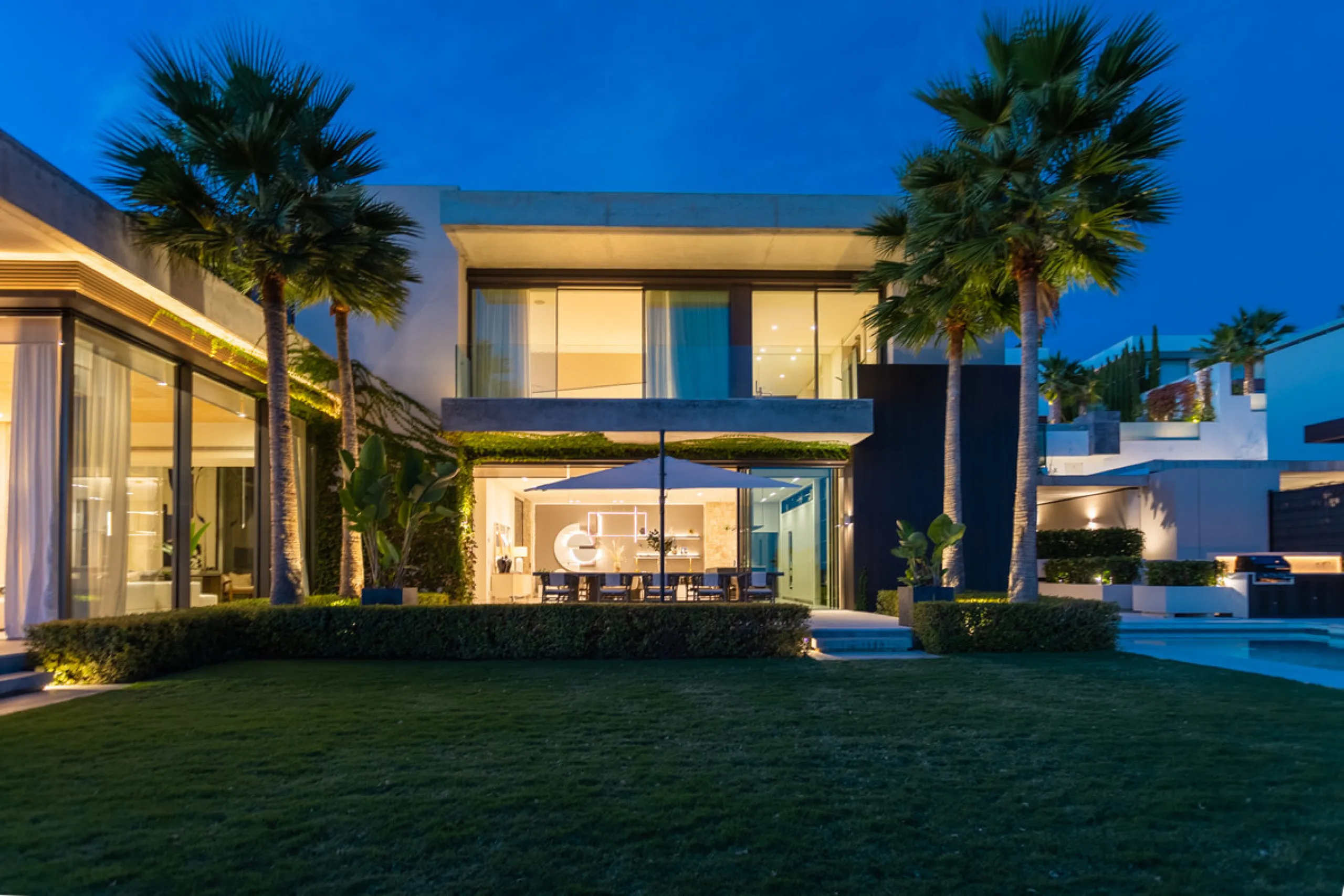 Welcome to a stunning property in The Hills, an exclusive neighborhood perched on La Quinta's cliffside. Overlooking the Mediterranean Sea, Puerto Banús, and San Pedro, this villa boasts incredible 200-degree views reaching all the way to Gibraltar and No