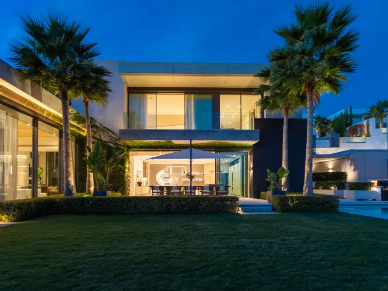 Welcome to a stunning property in The Hills, an exclusive neighborhood perched on La Quinta's cliffside. Overlooking the Mediterranean Sea, Puerto Banús, and San Pedro, this villa boasts incredible 200-degree views reaching all the way to Gibraltar and No