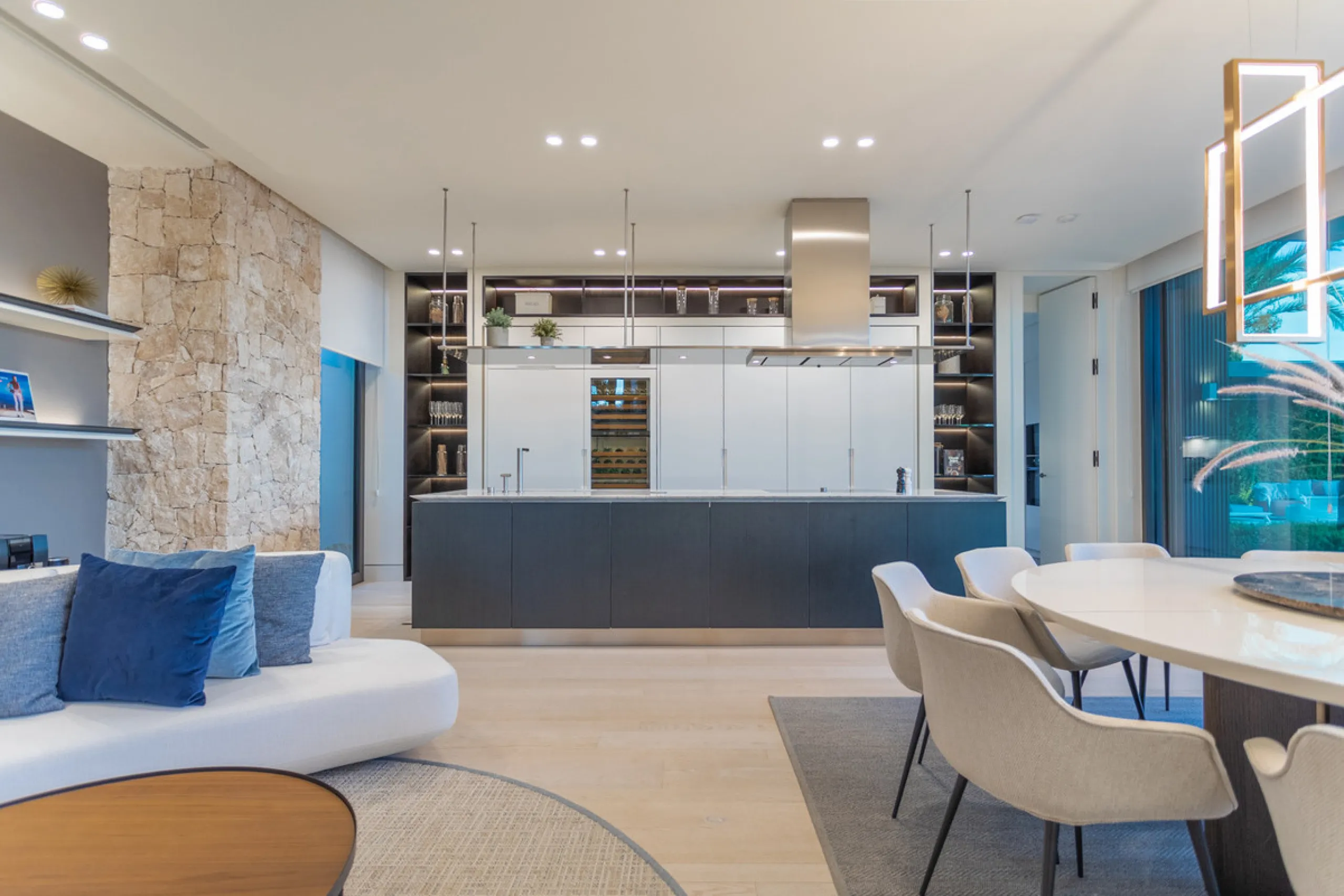 Welcome to a stunning property in The Hills, an exclusive neighborhood perched on La Quinta's cliffside. Overlooking the Mediterranean Sea, Puerto Banús, and San Pedro, this villa boasts incredible 200-degree views reaching all the way to Gibraltar and No