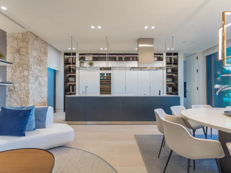 Welcome to a stunning property in The Hills, an exclusive neighborhood perched on La Quinta's cliffside. Overlooking the Mediterranean Sea, Puerto Banús, and San Pedro, this villa boasts incredible 200-degree views reaching all the way to Gibraltar and No