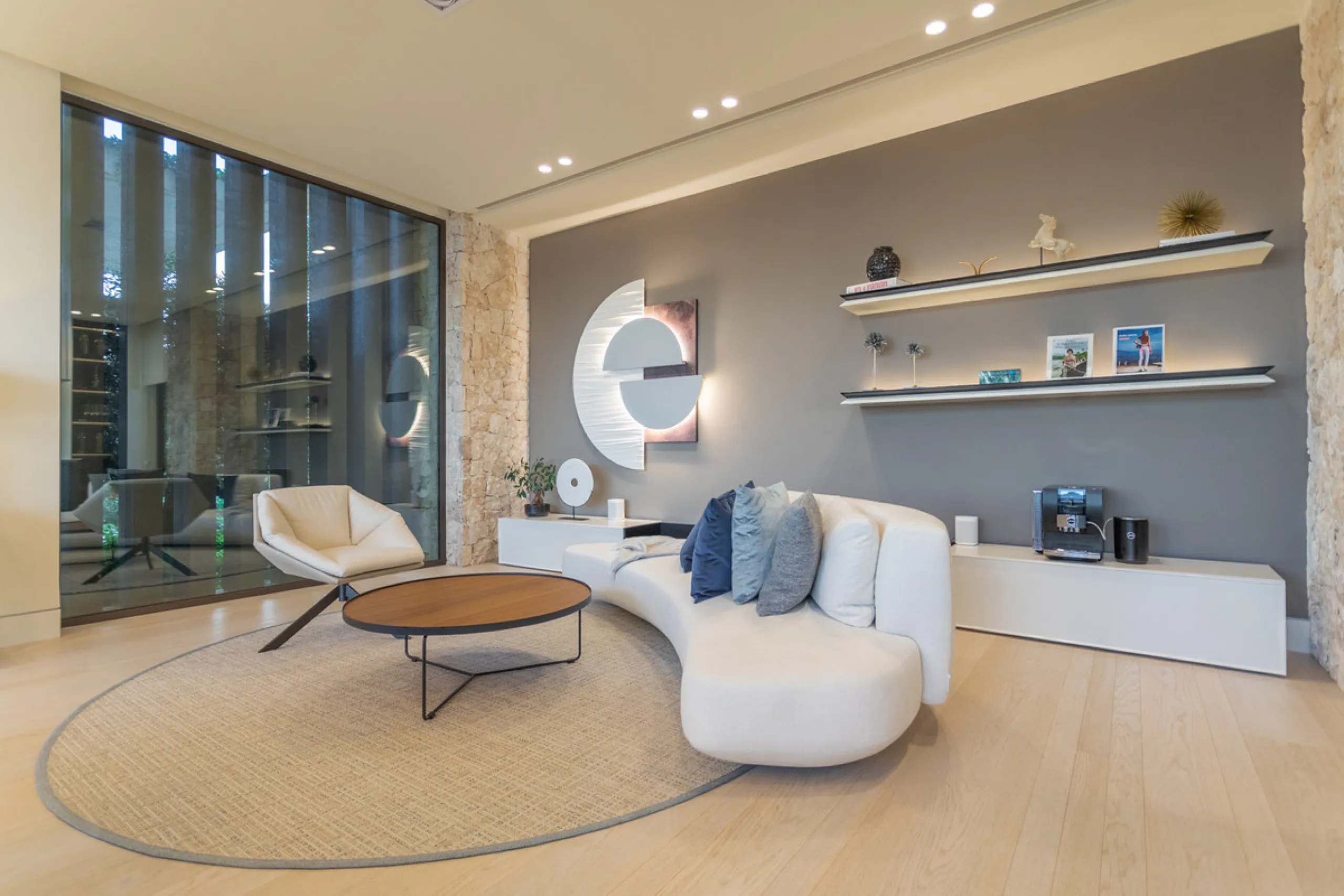 Welcome to a stunning property in The Hills, an exclusive neighborhood perched on La Quinta's cliffside. Overlooking the Mediterranean Sea, Puerto Banús, and San Pedro, this villa boasts incredible 200-degree views reaching all the way to Gibraltar and No