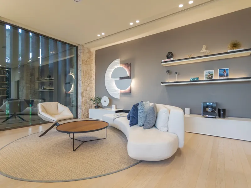 Welcome to a stunning property in The Hills, an exclusive neighborhood perched on La Quinta's cliffside. Overlooking the Mediterranean Sea, Puerto Banús, and San Pedro, this villa boasts incredible 200-degree views reaching all the way to Gibraltar and No