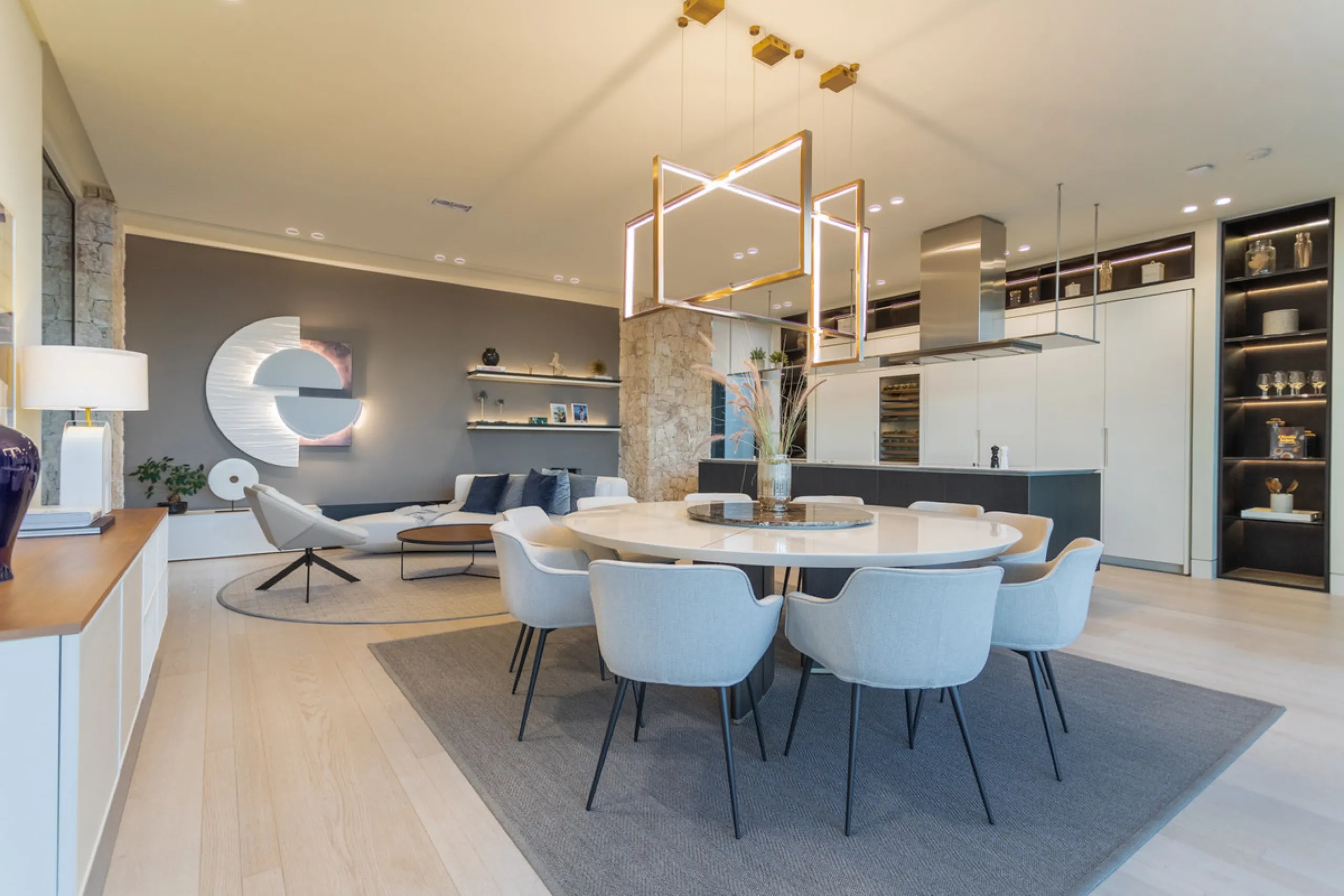 Welcome to a stunning property in The Hills, an exclusive neighborhood perched on La Quinta's cliffside. Overlooking the Mediterranean Sea, Puerto Banús, and San Pedro, this villa boasts incredible 200-degree views reaching all the way to Gibraltar and No