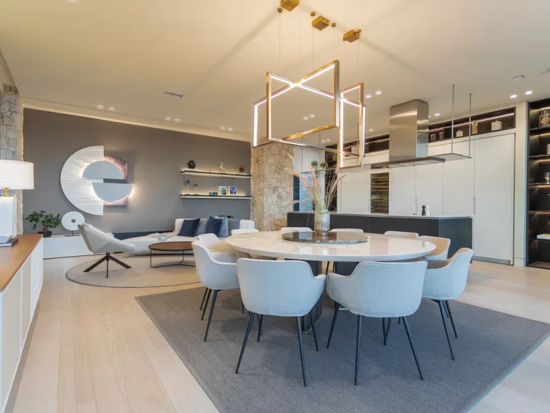 Welcome to a stunning property in The Hills, an exclusive neighborhood perched on La Quinta's cliffside. Overlooking the Mediterranean Sea, Puerto Banús, and San Pedro, this villa boasts incredible 200-degree views reaching all the way to Gibraltar and No