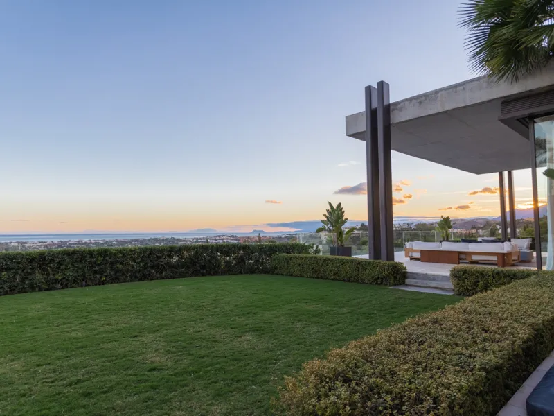 Welcome to a stunning property in The Hills, an exclusive neighborhood perched on La Quinta's cliffside. Overlooking the Mediterranean Sea, Puerto Banús, and San Pedro, this villa boasts incredible 200-degree views reaching all the way to Gibraltar and No