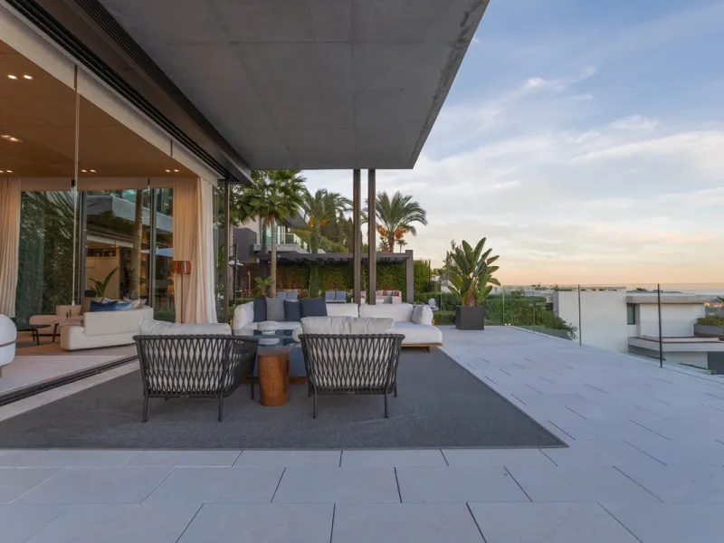 Welcome to a stunning property in The Hills, an exclusive neighborhood perched on La Quinta's cliffside. Overlooking the Mediterranean Sea, Puerto Banús, and San Pedro, this villa boasts incredible 200-degree views reaching all the way to Gibraltar and No