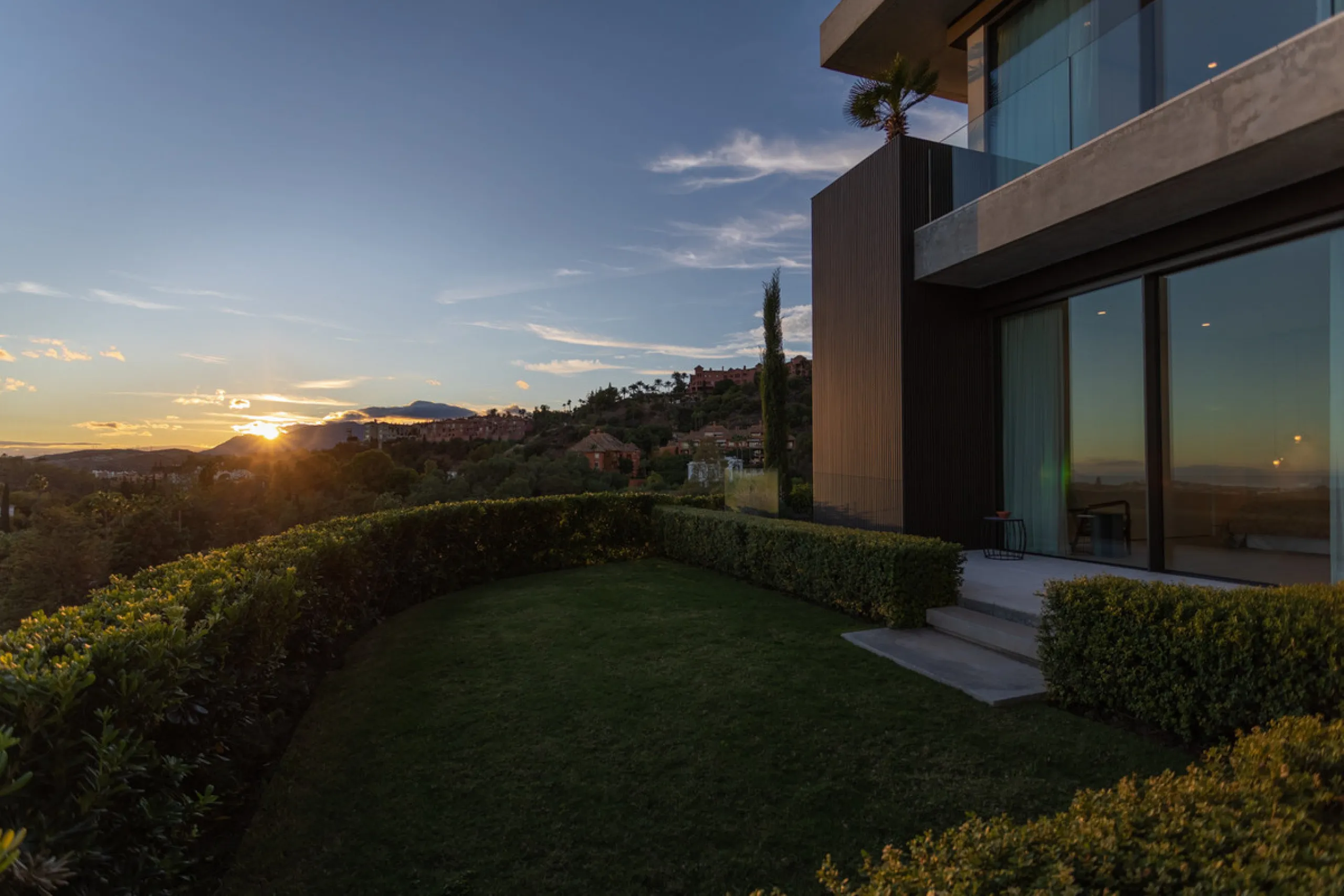 Welcome to a stunning property in The Hills, an exclusive neighborhood perched on La Quinta's cliffside. Overlooking the Mediterranean Sea, Puerto Banús, and San Pedro, this villa boasts incredible 200-degree views reaching all the way to Gibraltar and No