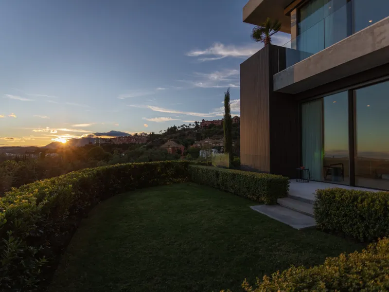 Welcome to a stunning property in The Hills, an exclusive neighborhood perched on La Quinta's cliffside. Overlooking the Mediterranean Sea, Puerto Banús, and San Pedro, this villa boasts incredible 200-degree views reaching all the way to Gibraltar and No
