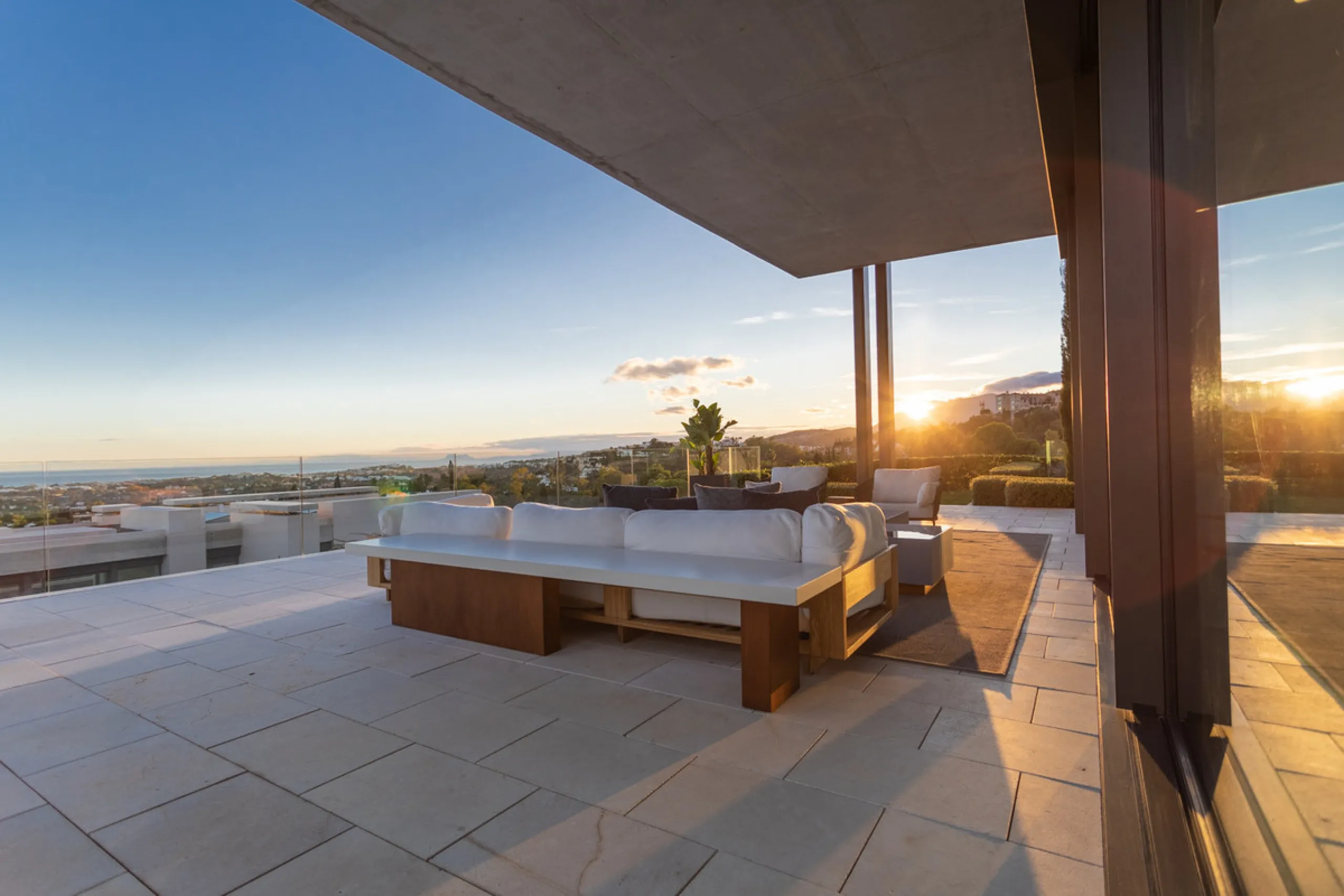 Welcome to a stunning property in The Hills, an exclusive neighborhood perched on La Quinta's cliffside. Overlooking the Mediterranean Sea, Puerto Banús, and San Pedro, this villa boasts incredible 200-degree views reaching all the way to Gibraltar and No