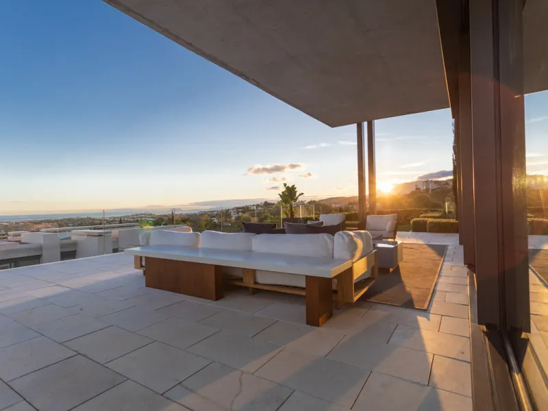 Welcome to a stunning property in The Hills, an exclusive neighborhood perched on La Quinta's cliffside. Overlooking the Mediterranean Sea, Puerto Banús, and San Pedro, this villa boasts incredible 200-degree views reaching all the way to Gibraltar and No