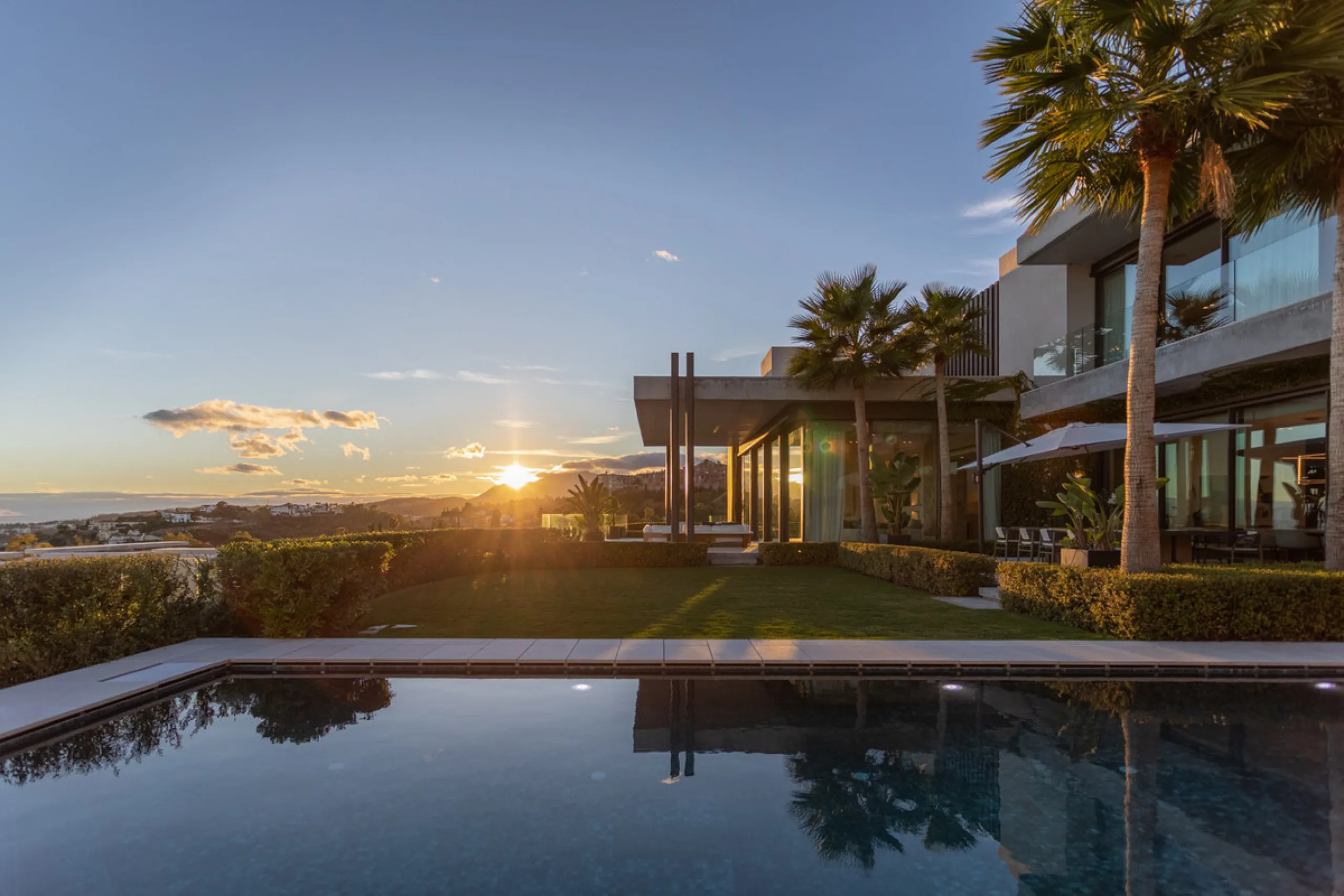 Welcome to a stunning property in The Hills, an exclusive neighborhood perched on La Quinta's cliffside. Overlooking the Mediterranean Sea, Puerto Banús, and San Pedro, this villa boasts incredible 200-degree views reaching all the way to Gibraltar and No