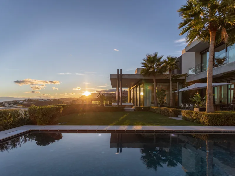 Welcome to a stunning property in The Hills, an exclusive neighborhood perched on La Quinta's cliffside. Overlooking the Mediterranean Sea, Puerto Banús, and San Pedro, this villa boasts incredible 200-degree views reaching all the way to Gibraltar and No