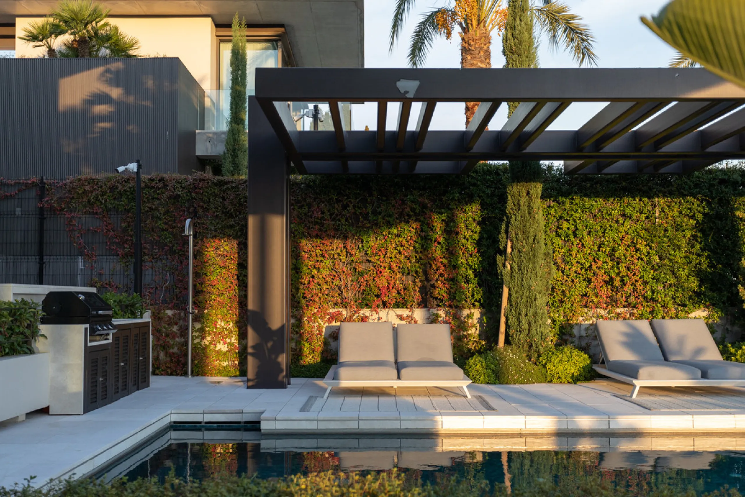 Welcome to a stunning property in The Hills, an exclusive neighborhood perched on La Quinta's cliffside. Overlooking the Mediterranean Sea, Puerto Banús, and San Pedro, this villa boasts incredible 200-degree views reaching all the way to Gibraltar and No