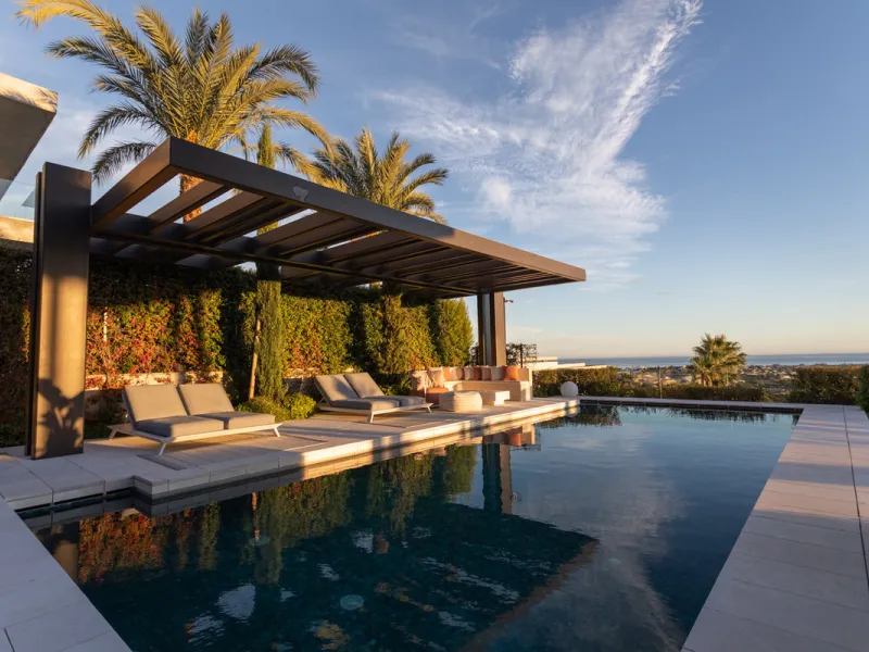 Welcome to a stunning property in The Hills, an exclusive neighborhood perched on La Quinta's cliffside. Overlooking the Mediterranean Sea, Puerto Banús, and San Pedro, this villa boasts incredible 200-degree views reaching all the way to Gibraltar and No