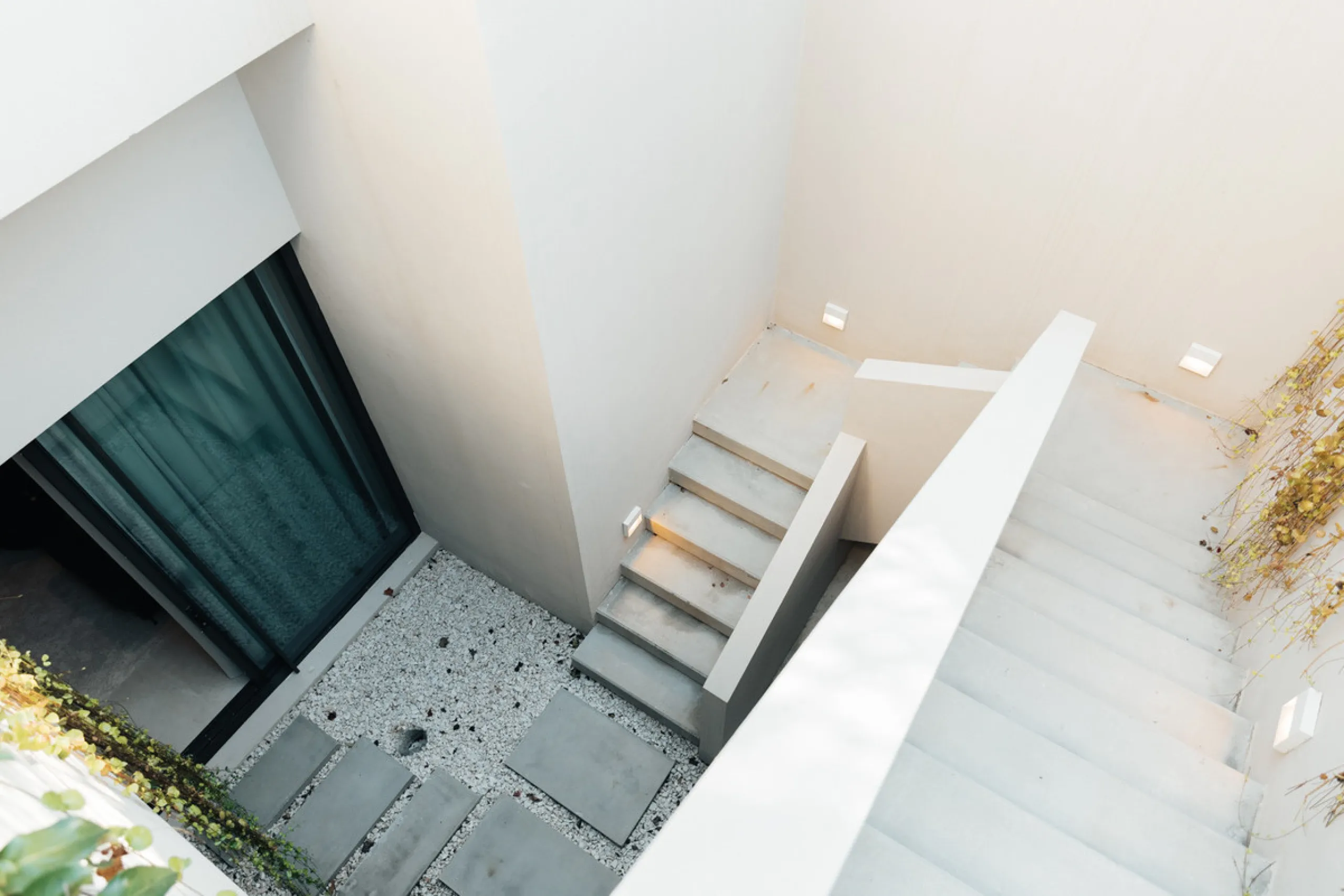 Welcome to a stunning property in The Hills, an exclusive neighborhood perched on La Quinta's cliffside. Overlooking the Mediterranean Sea, Puerto Banús, and San Pedro, this villa boasts incredible 200-degree views reaching all the way to Gibraltar and No