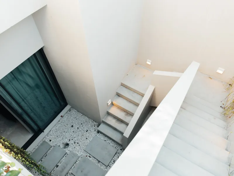 Welcome to a stunning property in The Hills, an exclusive neighborhood perched on La Quinta's cliffside. Overlooking the Mediterranean Sea, Puerto Banús, and San Pedro, this villa boasts incredible 200-degree views reaching all the way to Gibraltar and No