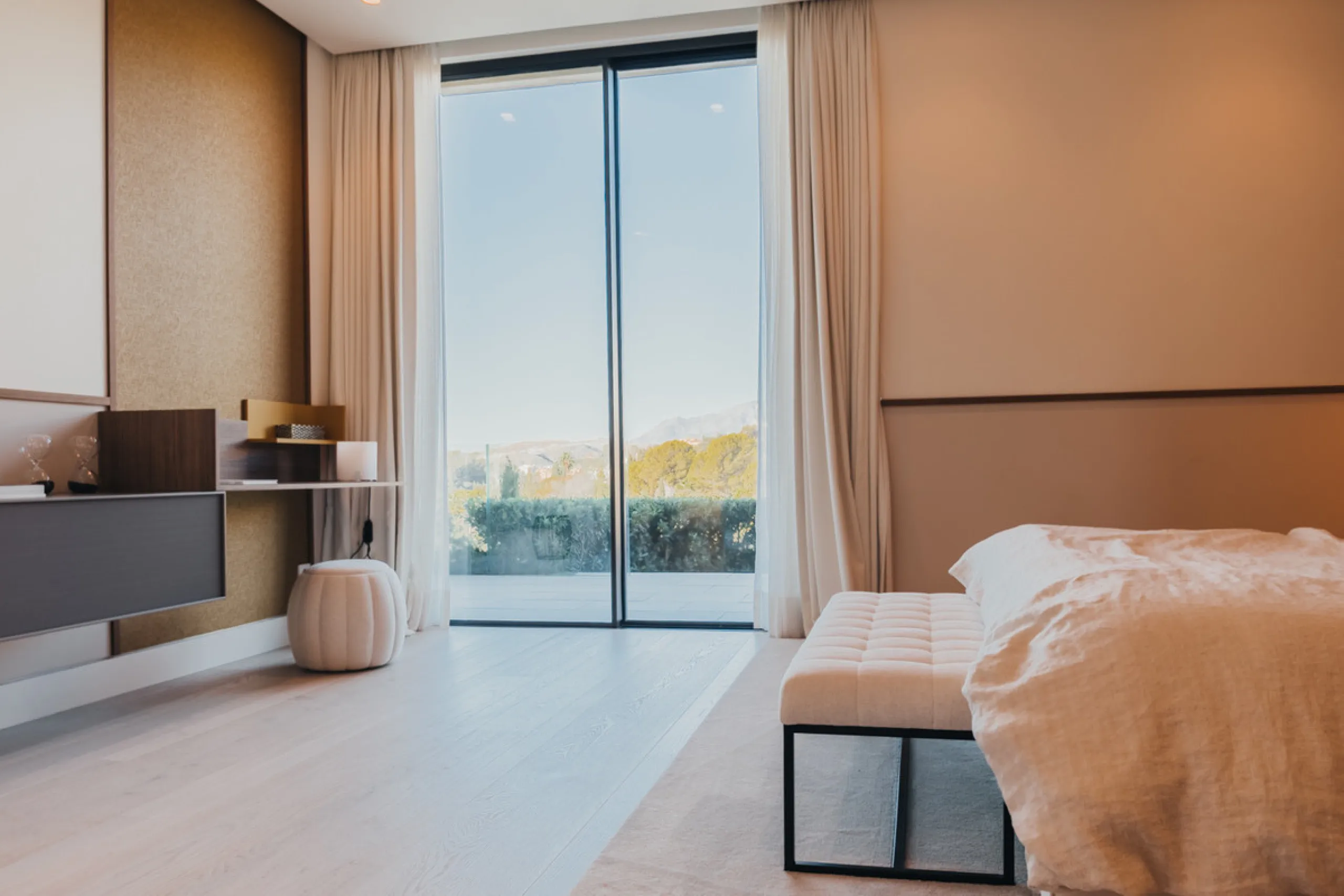 Welcome to a stunning property in The Hills, an exclusive neighborhood perched on La Quinta's cliffside. Overlooking the Mediterranean Sea, Puerto Banús, and San Pedro, this villa boasts incredible 200-degree views reaching all the way to Gibraltar and No