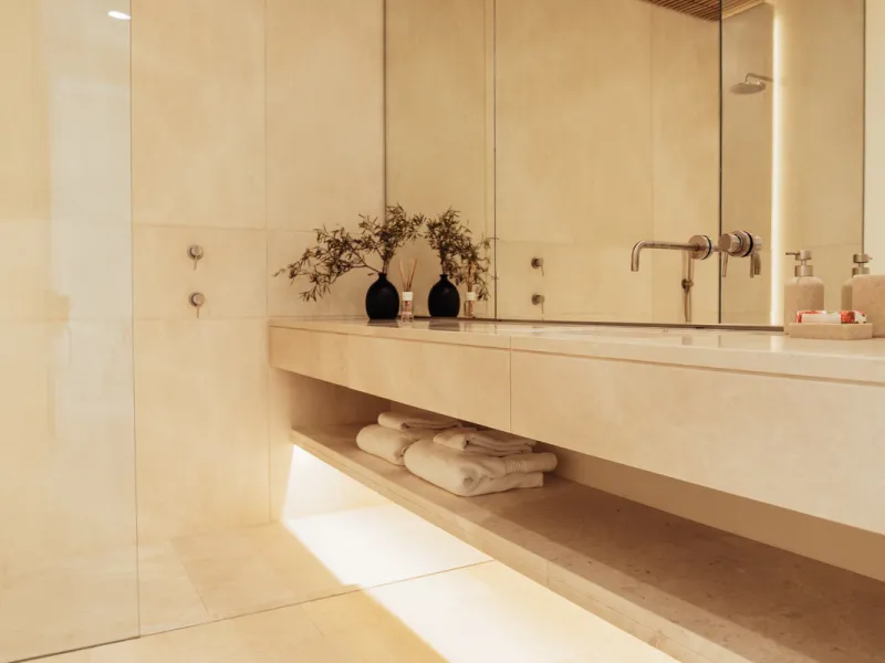 Welcome to a stunning property in The Hills, an exclusive neighborhood perched on La Quinta's cliffside. Overlooking the Mediterranean Sea, Puerto Banús, and San Pedro, this villa boasts incredible 200-degree views reaching all the way to Gibraltar and No
