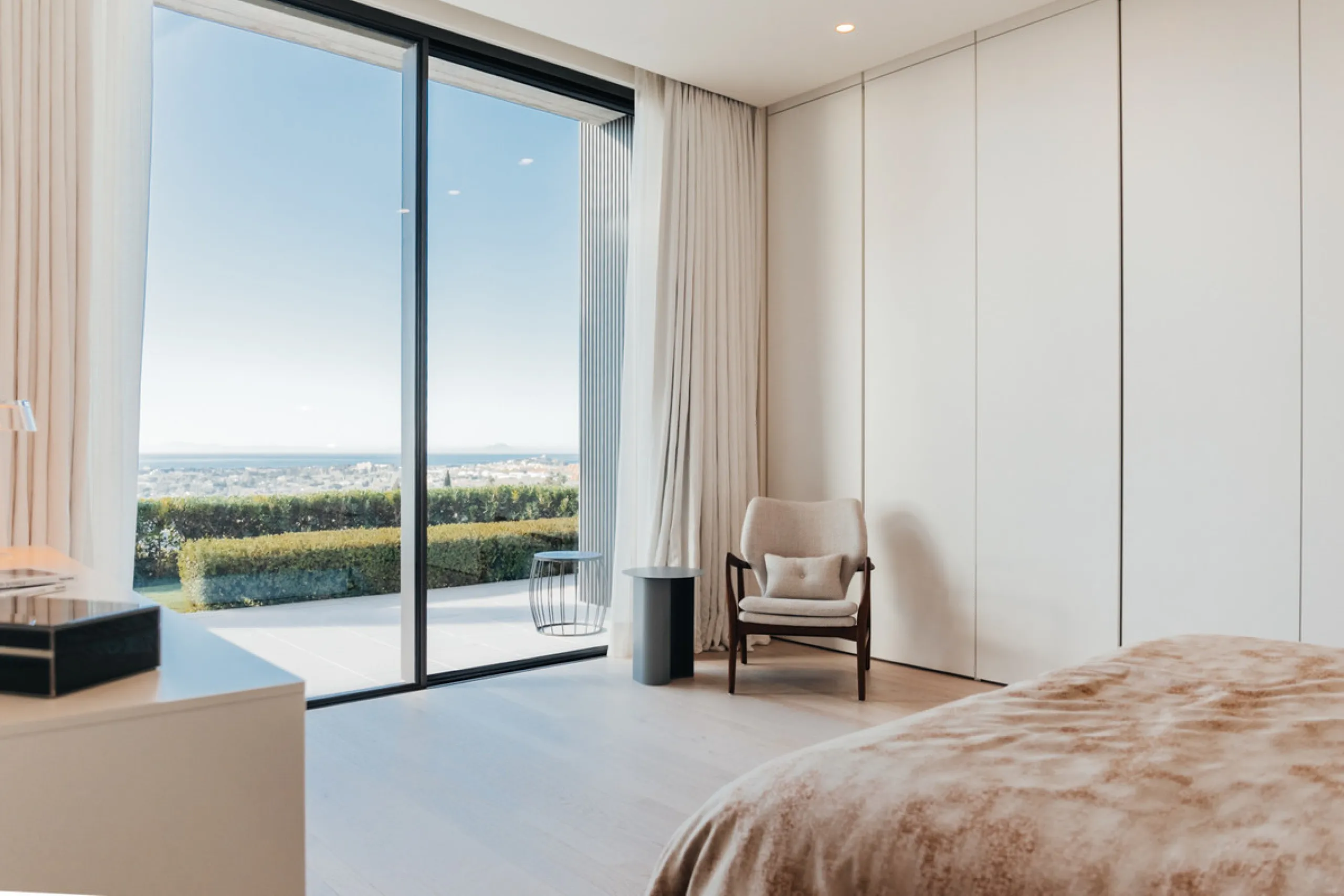 Welcome to a stunning property in The Hills, an exclusive neighborhood perched on La Quinta's cliffside. Overlooking the Mediterranean Sea, Puerto Banús, and San Pedro, this villa boasts incredible 200-degree views reaching all the way to Gibraltar and No