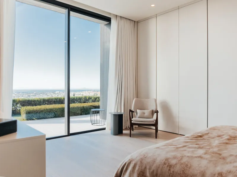 Welcome to a stunning property in The Hills, an exclusive neighborhood perched on La Quinta's cliffside. Overlooking the Mediterranean Sea, Puerto Banús, and San Pedro, this villa boasts incredible 200-degree views reaching all the way to Gibraltar and No
