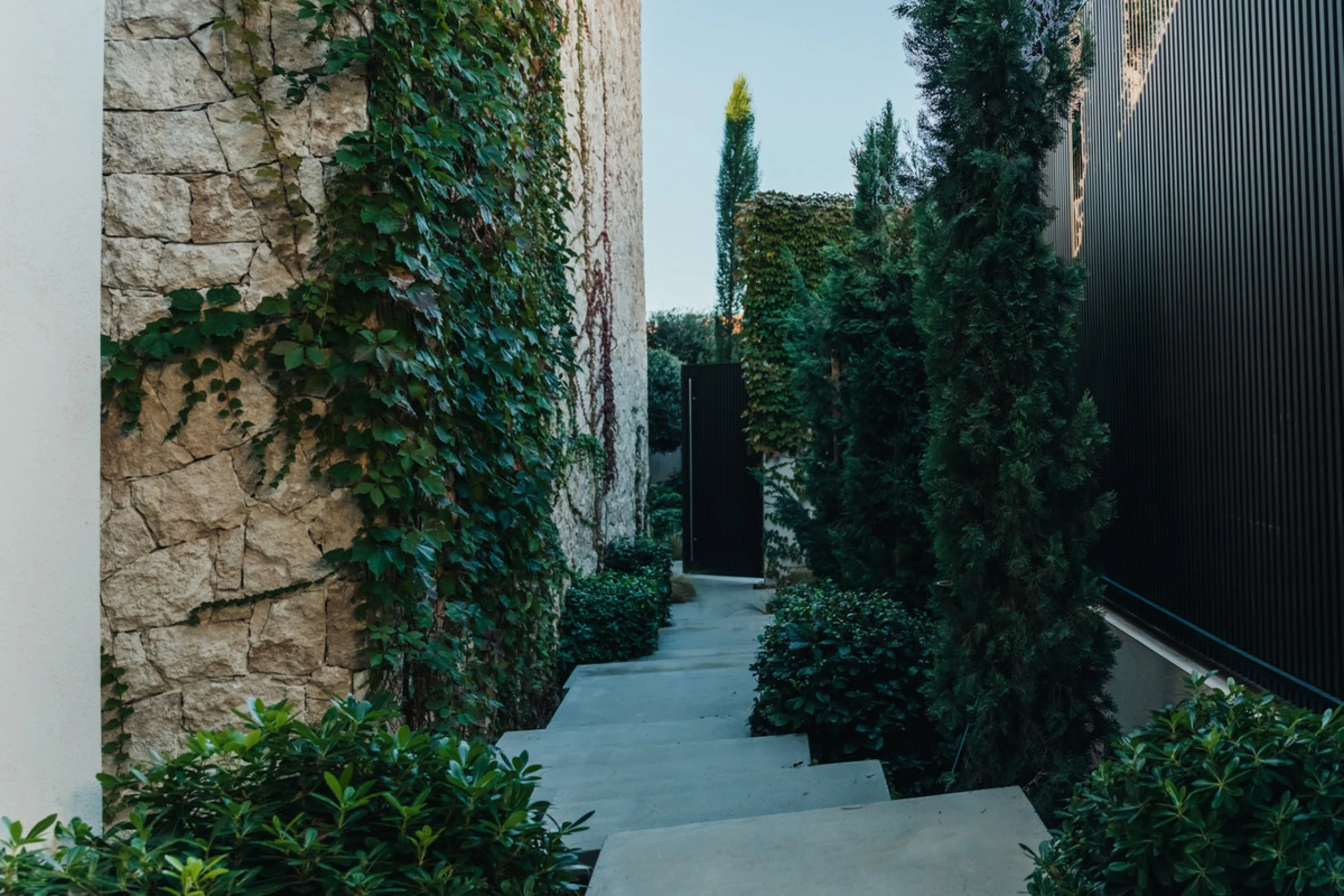 Welcome to a stunning property in The Hills, an exclusive neighborhood perched on La Quinta's cliffside. Overlooking the Mediterranean Sea, Puerto Banús, and San Pedro, this villa boasts incredible 200-degree views reaching all the way to Gibraltar and No