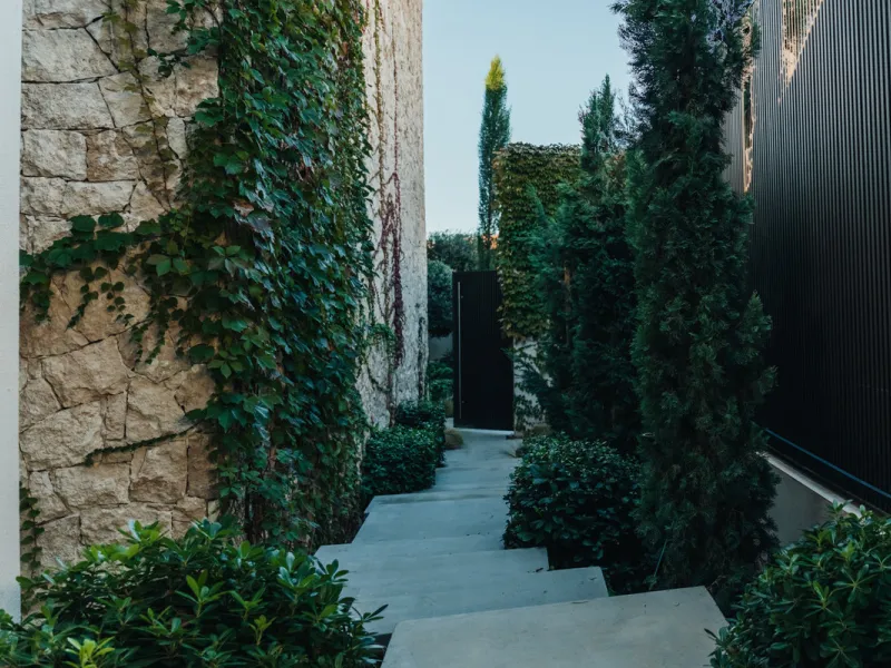 Welcome to a stunning property in The Hills, an exclusive neighborhood perched on La Quinta's cliffside. Overlooking the Mediterranean Sea, Puerto Banús, and San Pedro, this villa boasts incredible 200-degree views reaching all the way to Gibraltar and No