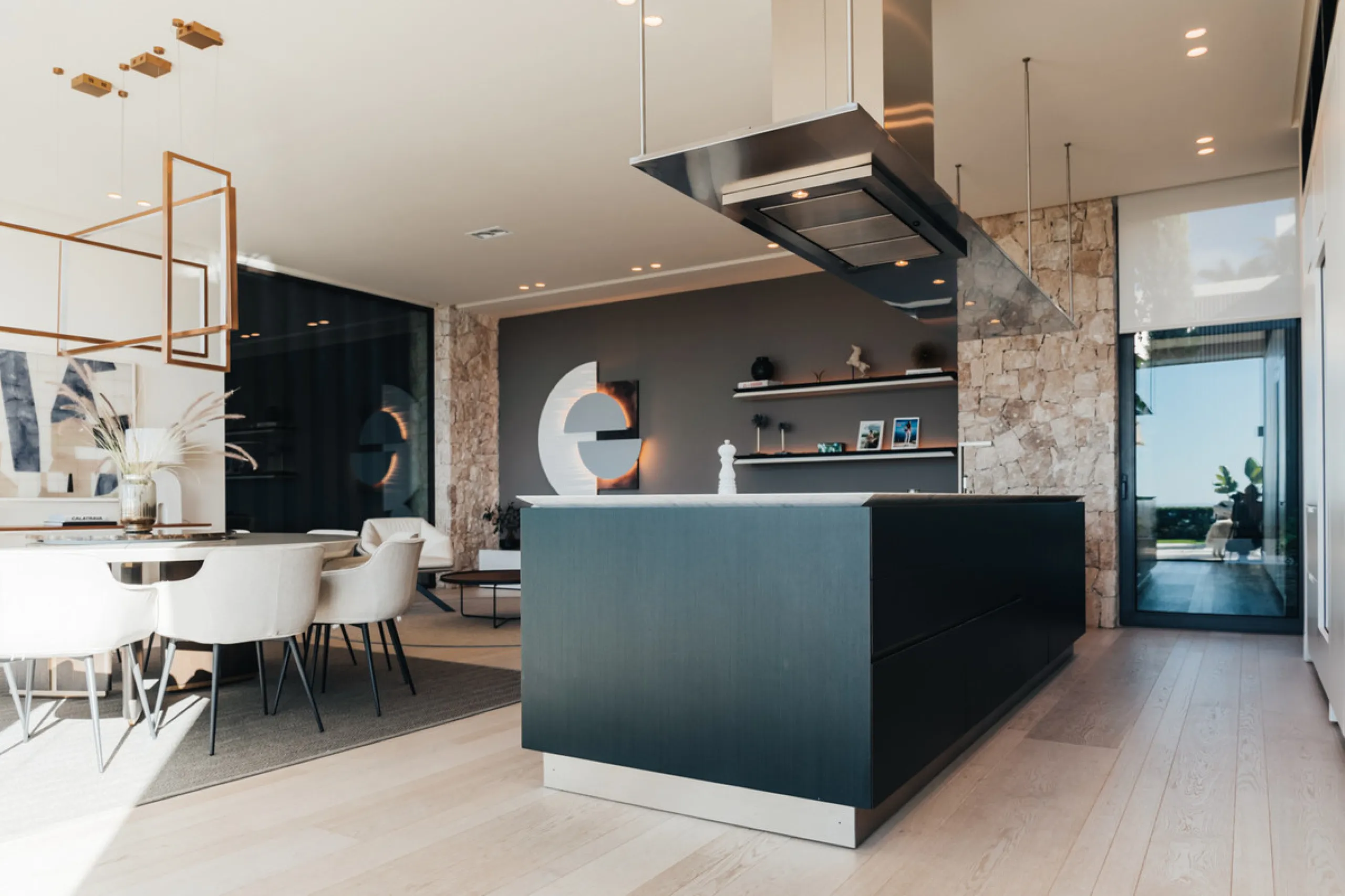 Welcome to a stunning property in The Hills, an exclusive neighborhood perched on La Quinta's cliffside. Overlooking the Mediterranean Sea, Puerto Banús, and San Pedro, this villa boasts incredible 200-degree views reaching all the way to Gibraltar and No